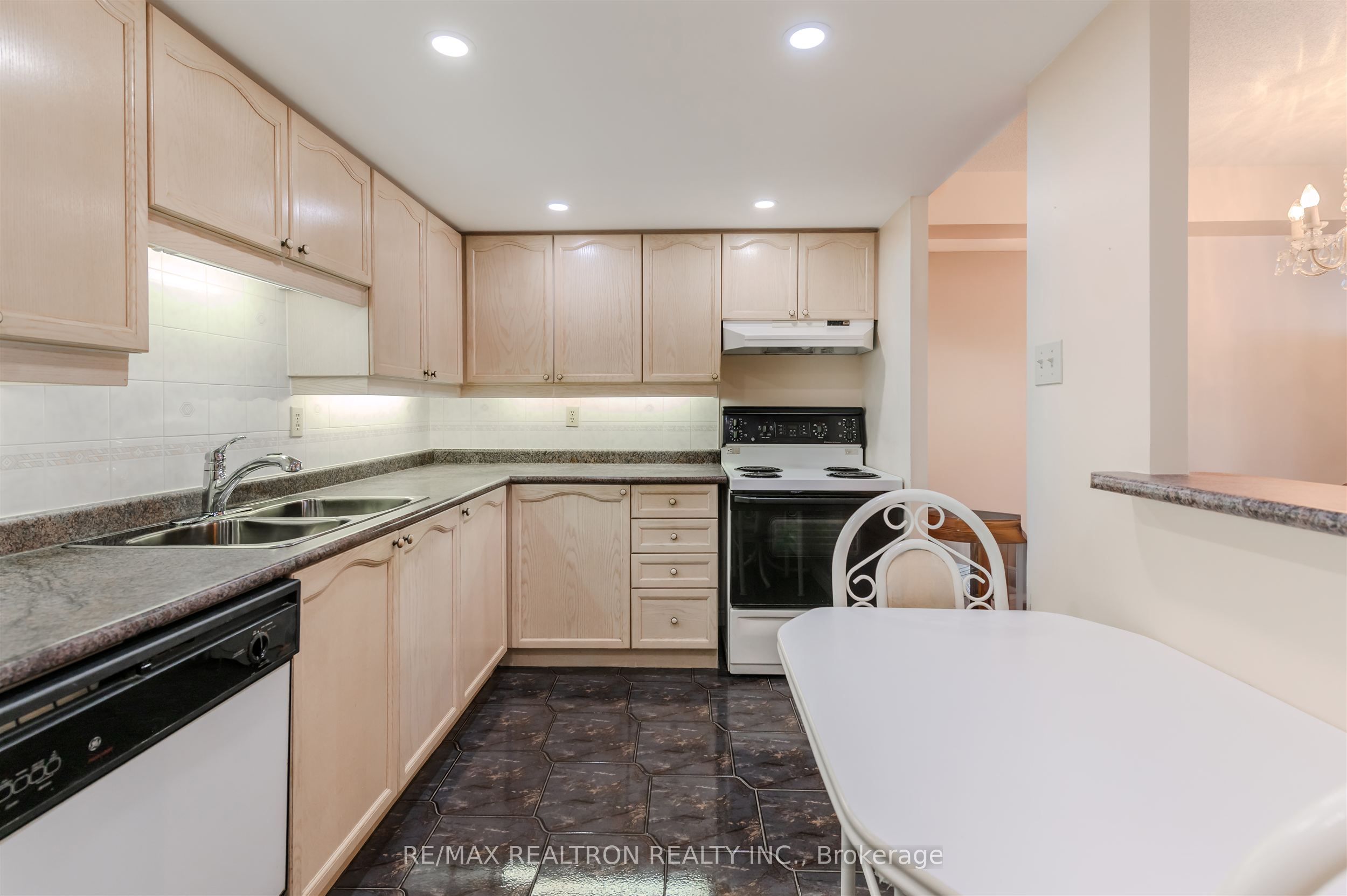 1091 Kingston Road 429