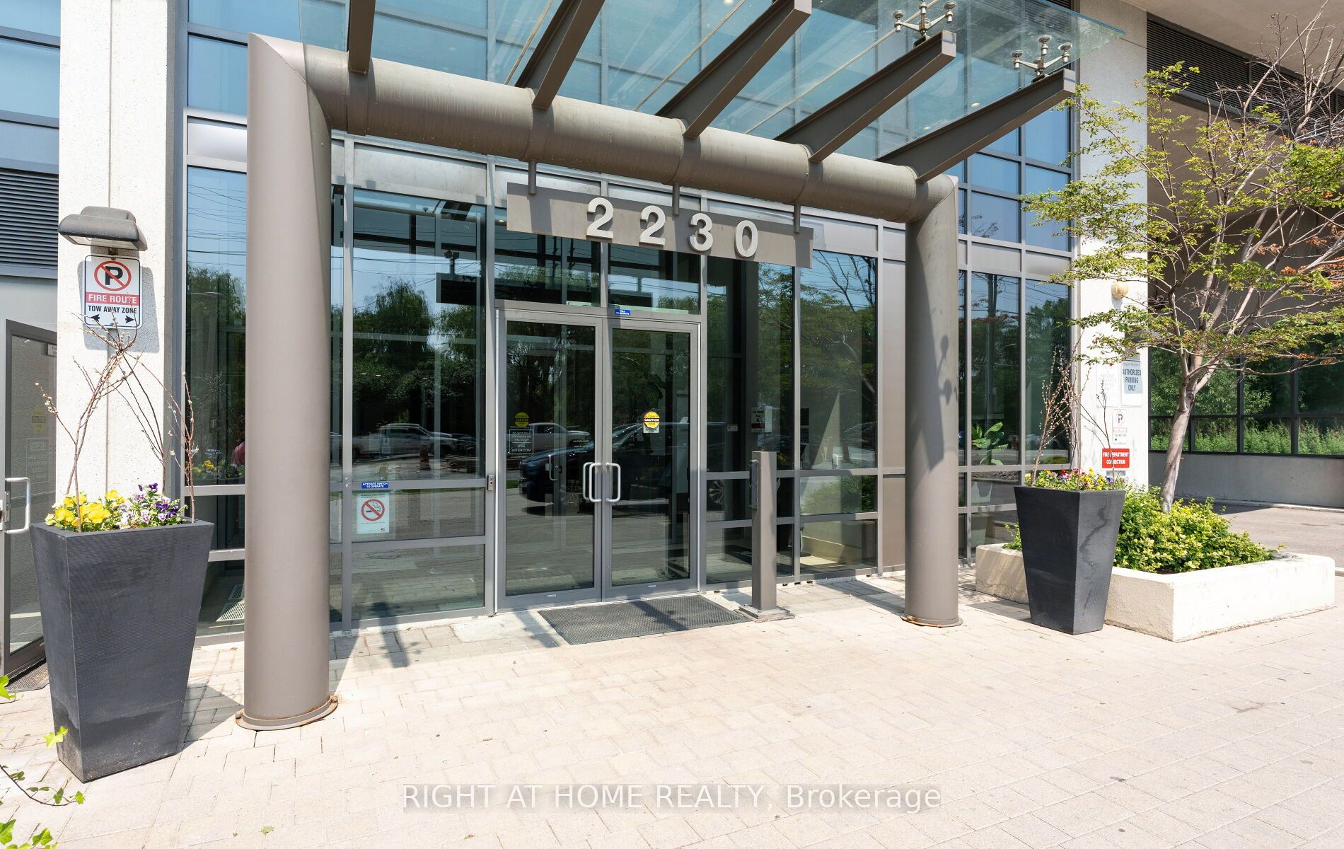 2230 Lake Shore Boulevard W 803