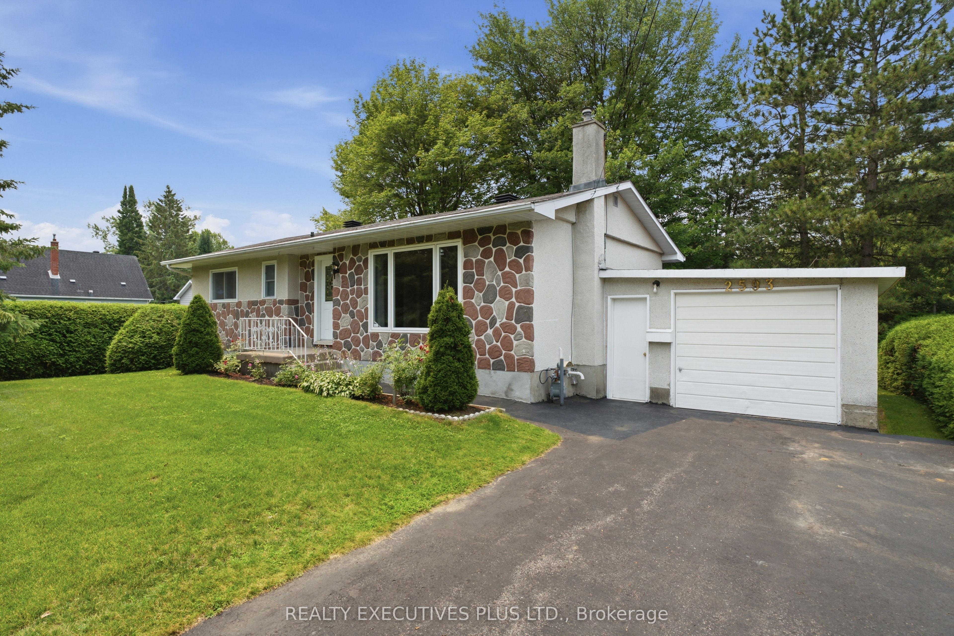 Photo 1 of 50 — 2593 Cleroux Crescent, Blackburn Hamlet, ON K1W 1B6