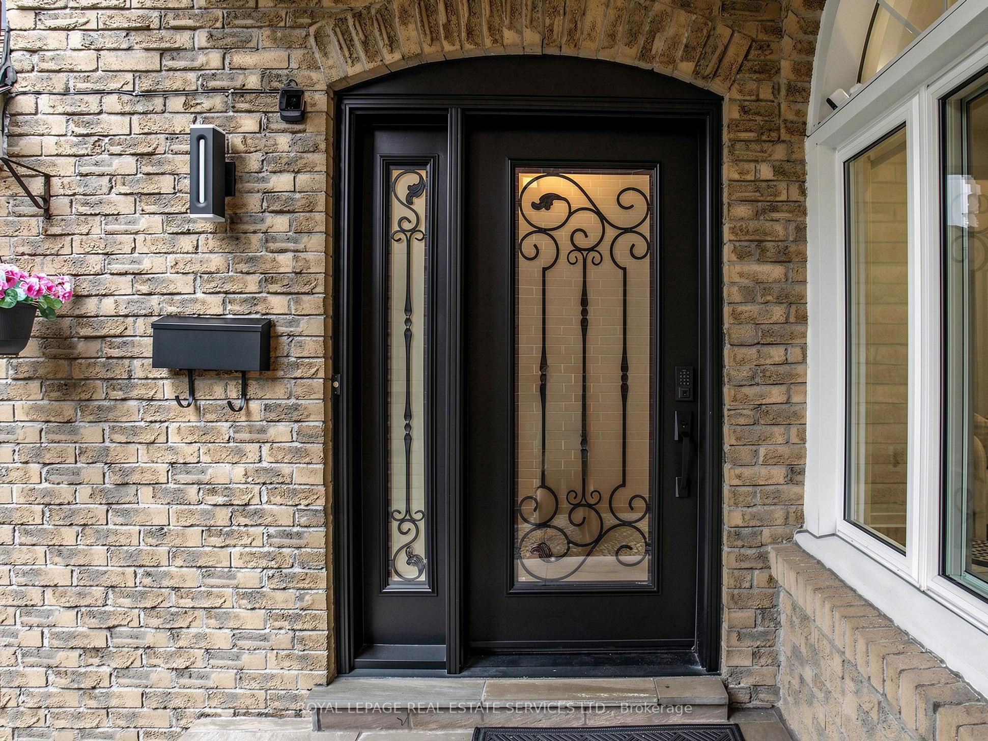 21 GLENMANOR Way
