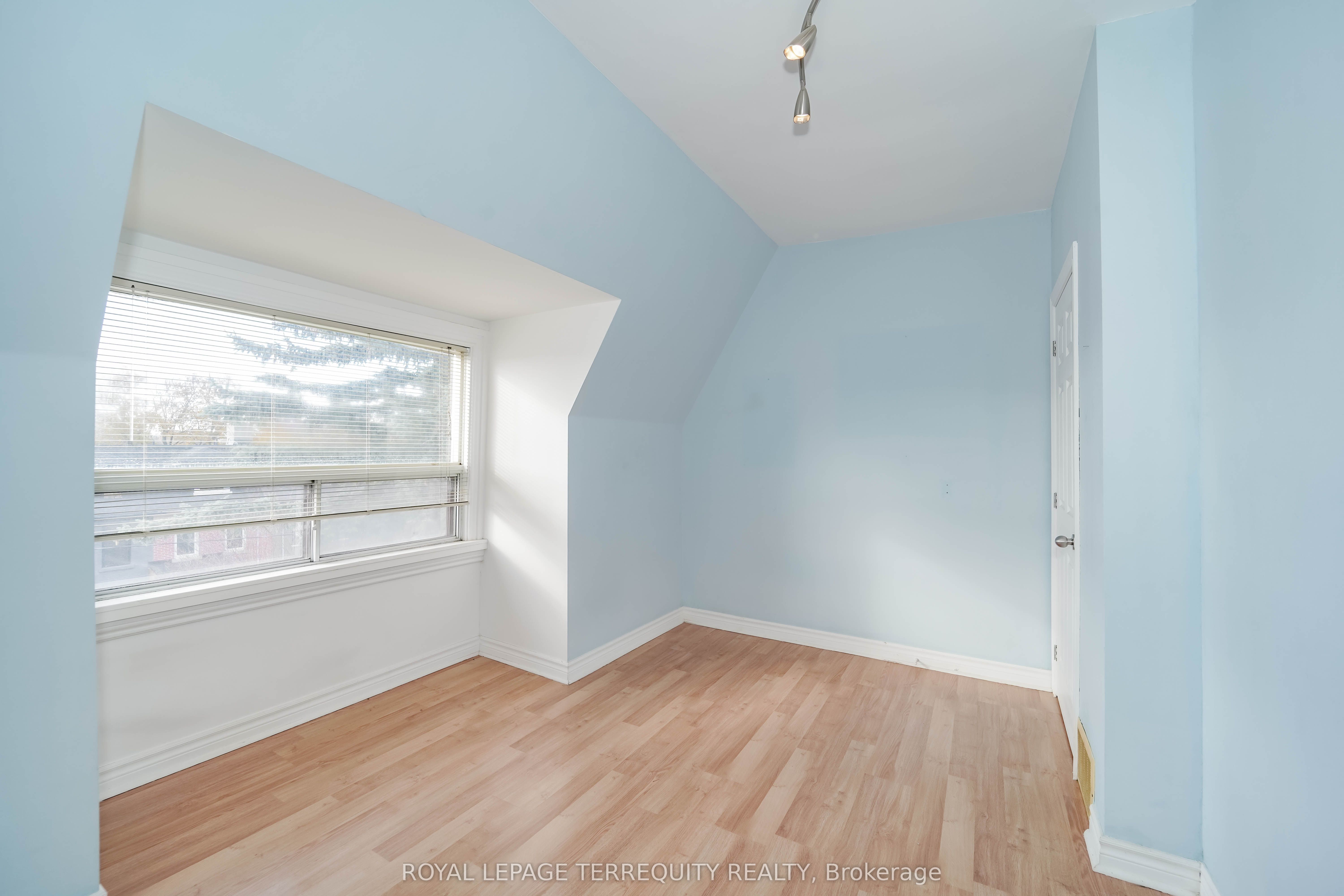 243 Montrose Avenue Upper