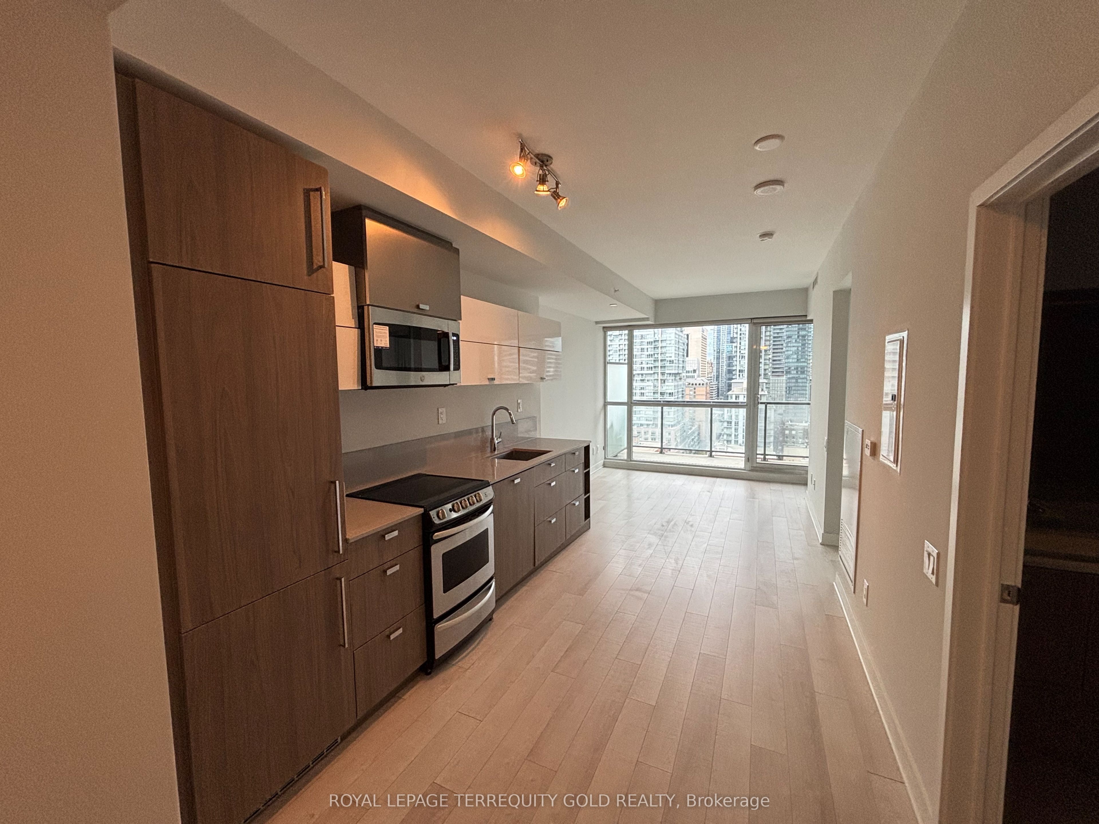 290 Adelaide Street W 1706