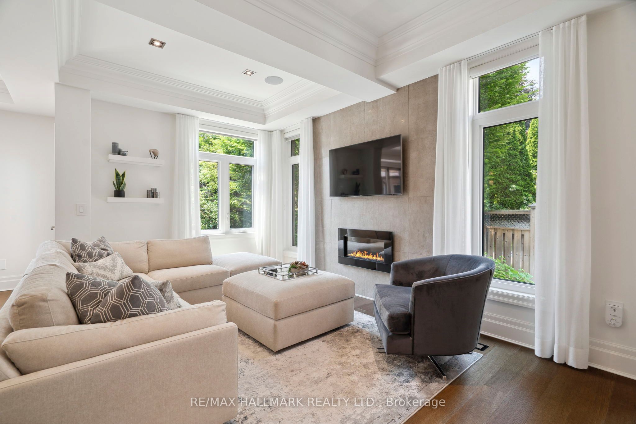 2092 PINEVALLEY Crescent