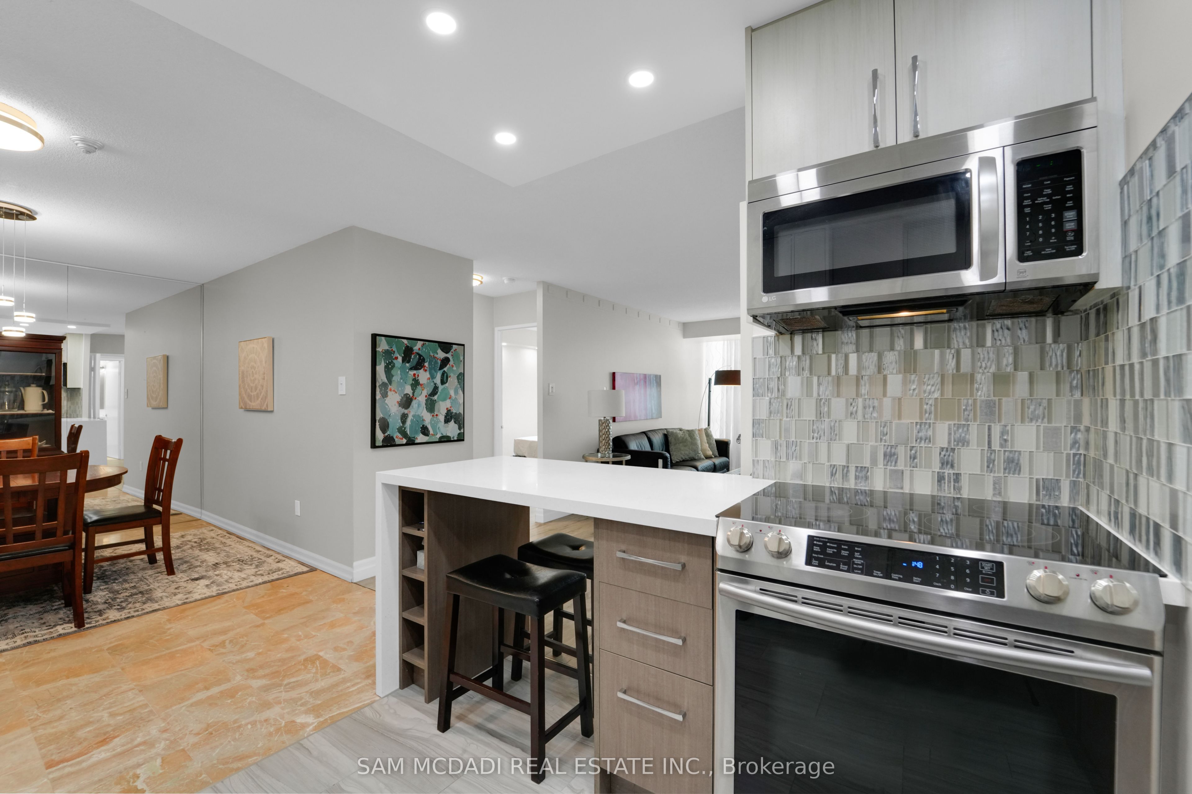 1300 Islington Avenue 909