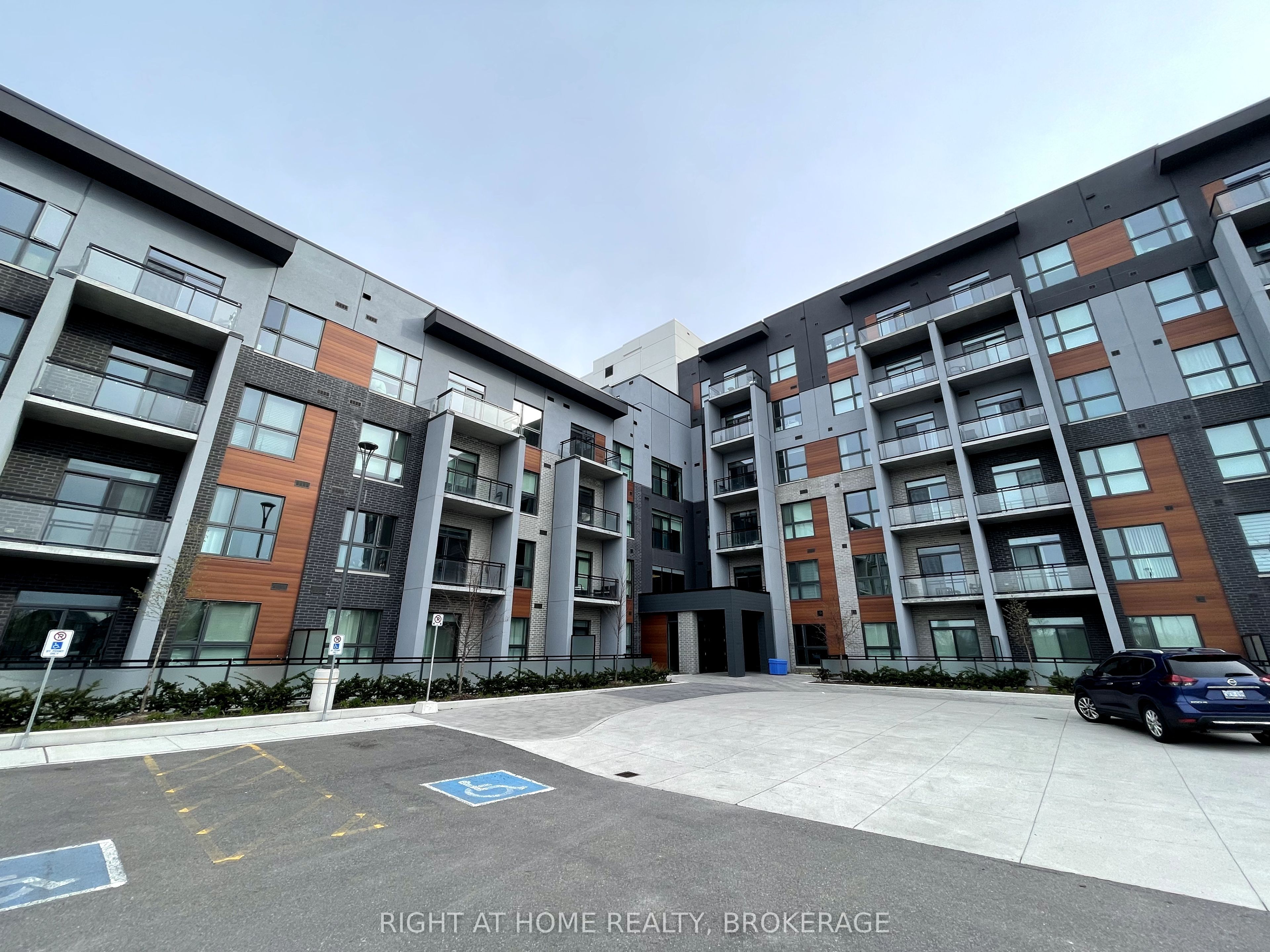 95 Dundas Street W 227