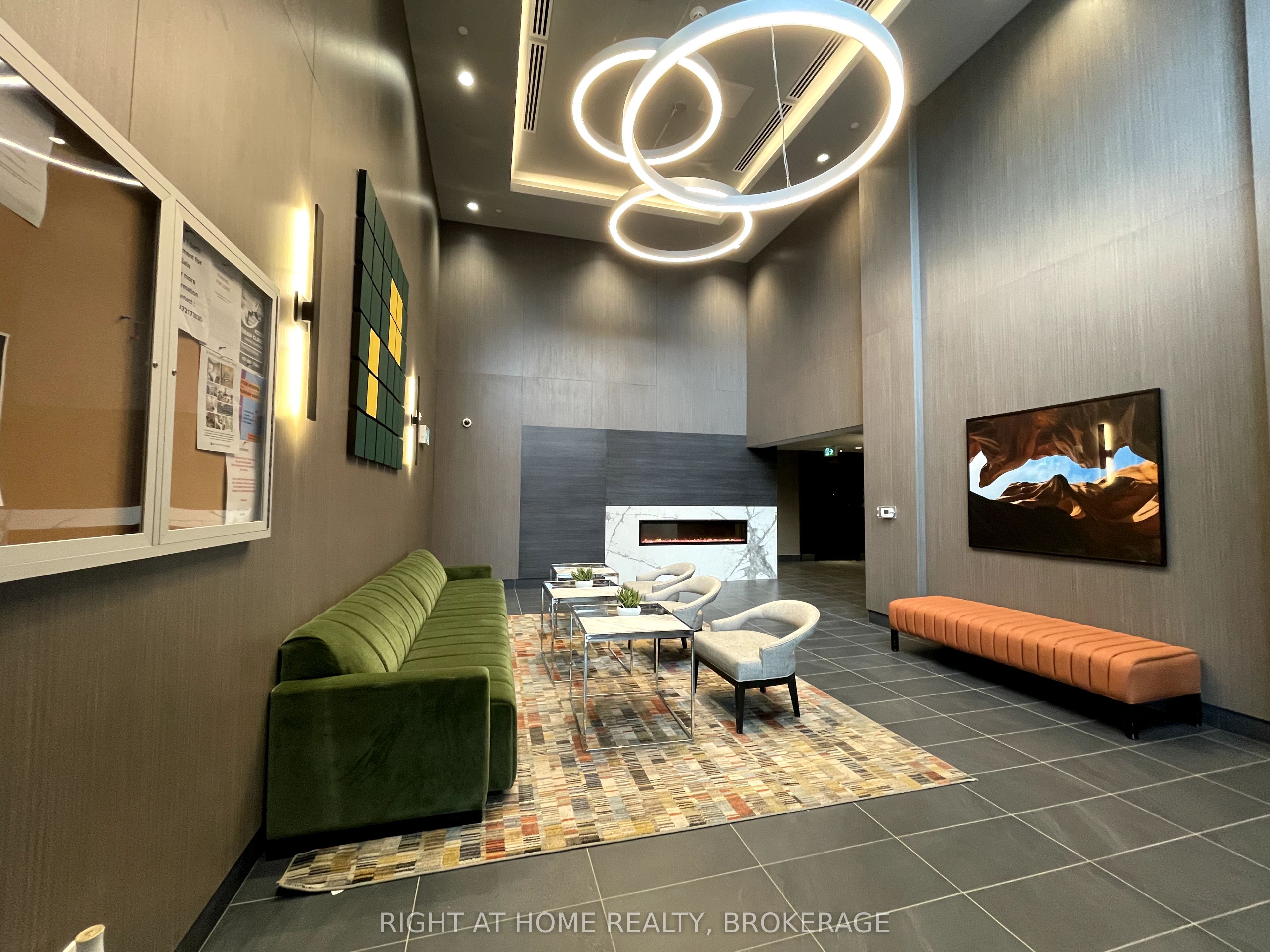 95 Dundas Street W 227