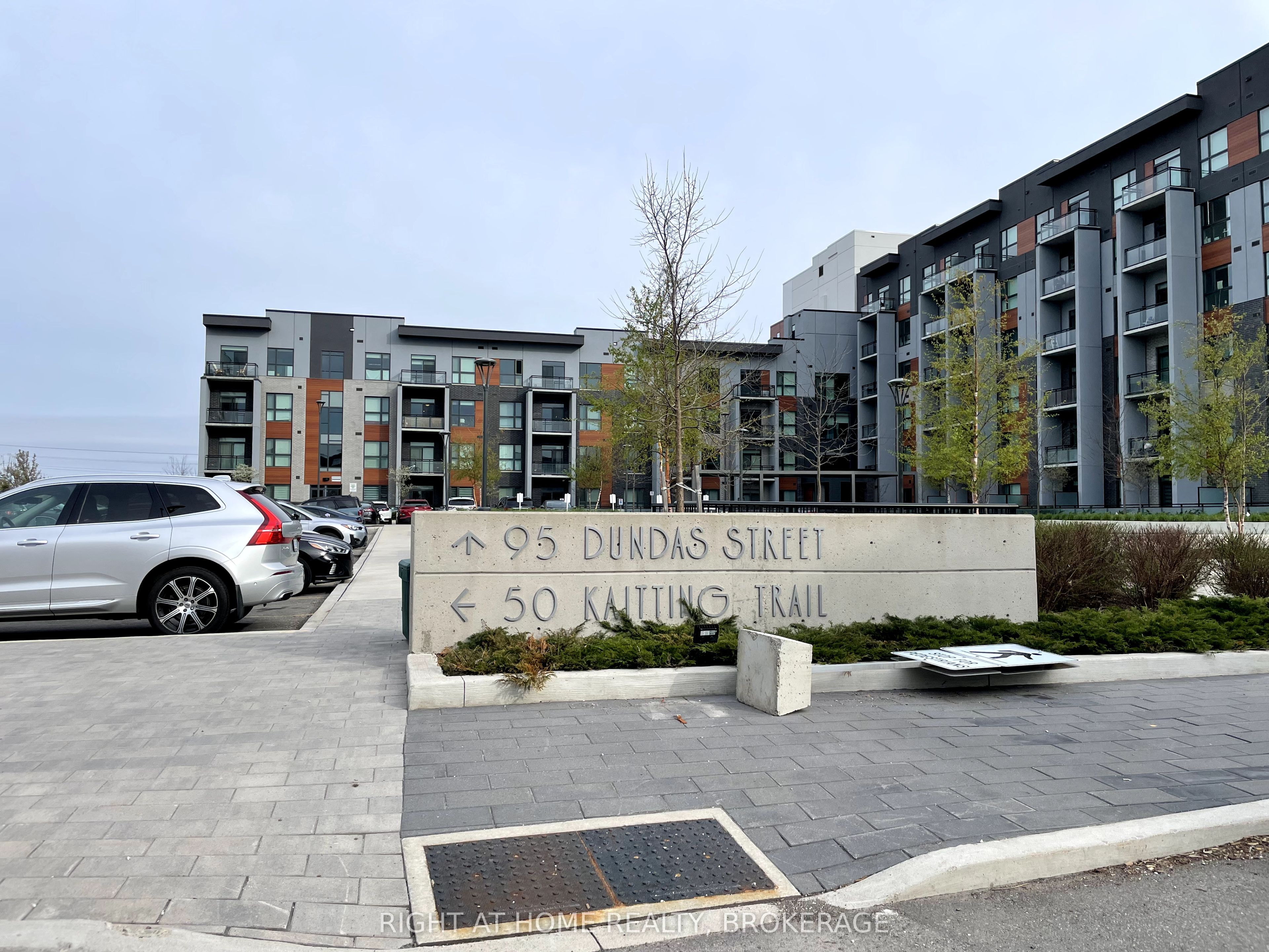 95 Dundas Street W 227