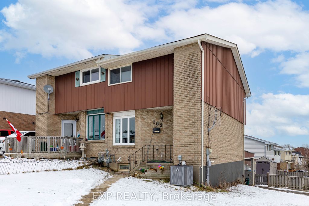 Photo of 102 The Country Way, Kitchener, ON N2E 2K8 (MLS # X12698452)