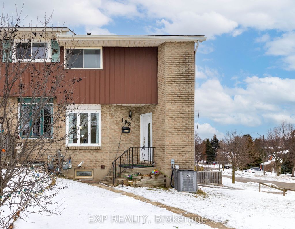 Photo of 102 The Country Way, Kitchener, ON N2E 2K8 (MLS # X12698452)