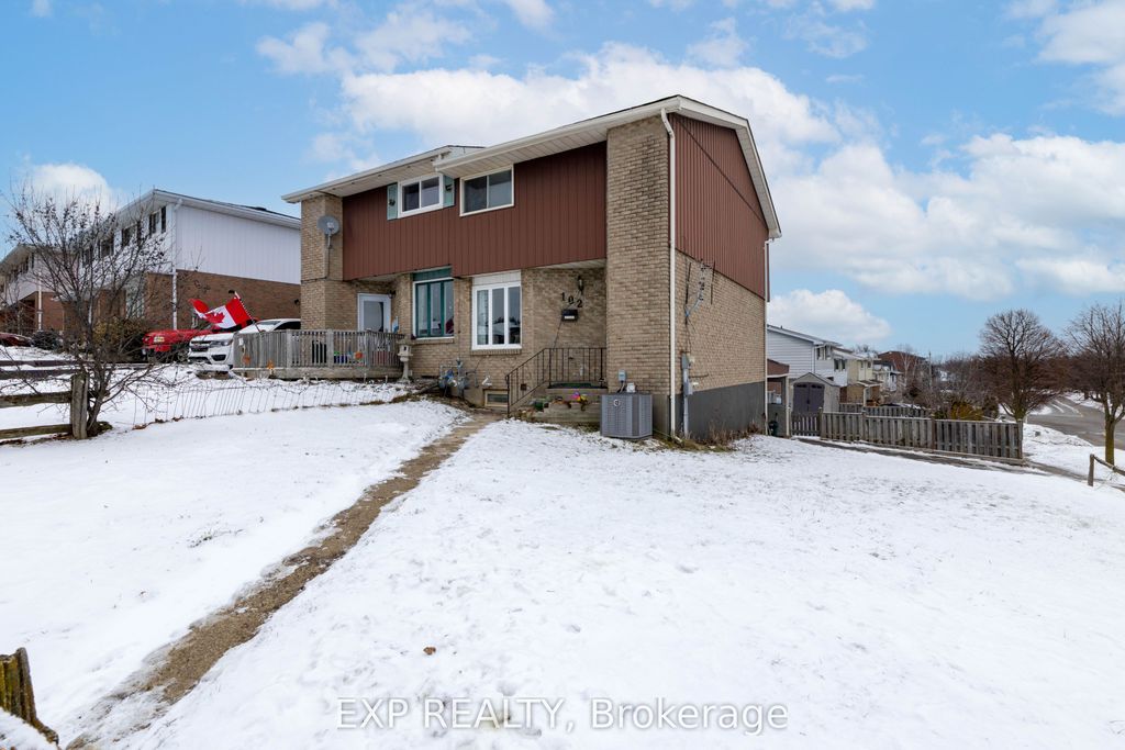 Photo of 102 The Country Way, Kitchener, ON N2E 2K8 (MLS # X12698452)