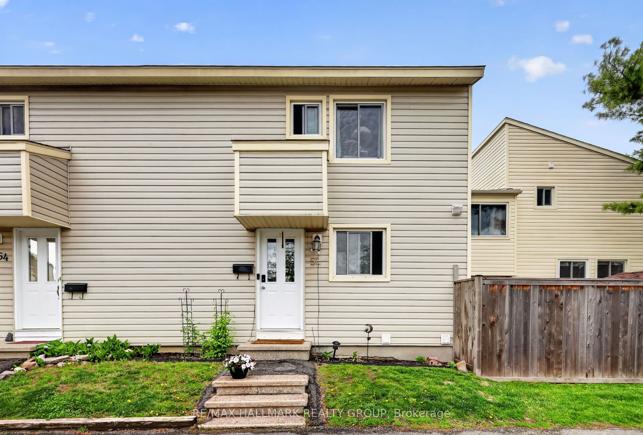 Photo 1 of 39 — 52 Thistledown Court, Barrhaven, ON K2J 1M9