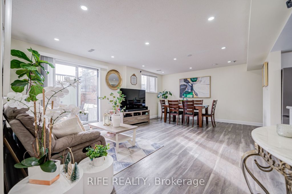 Photo of 75 Weldrick Road E #1033, Richmond Hill, ON L4C 0H9 (MLS # N12587282)