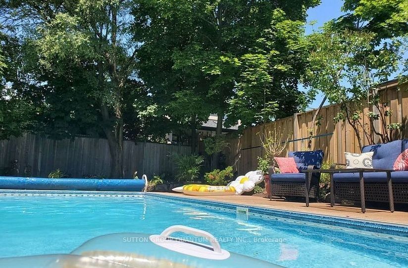 127 Mayfield Drive N