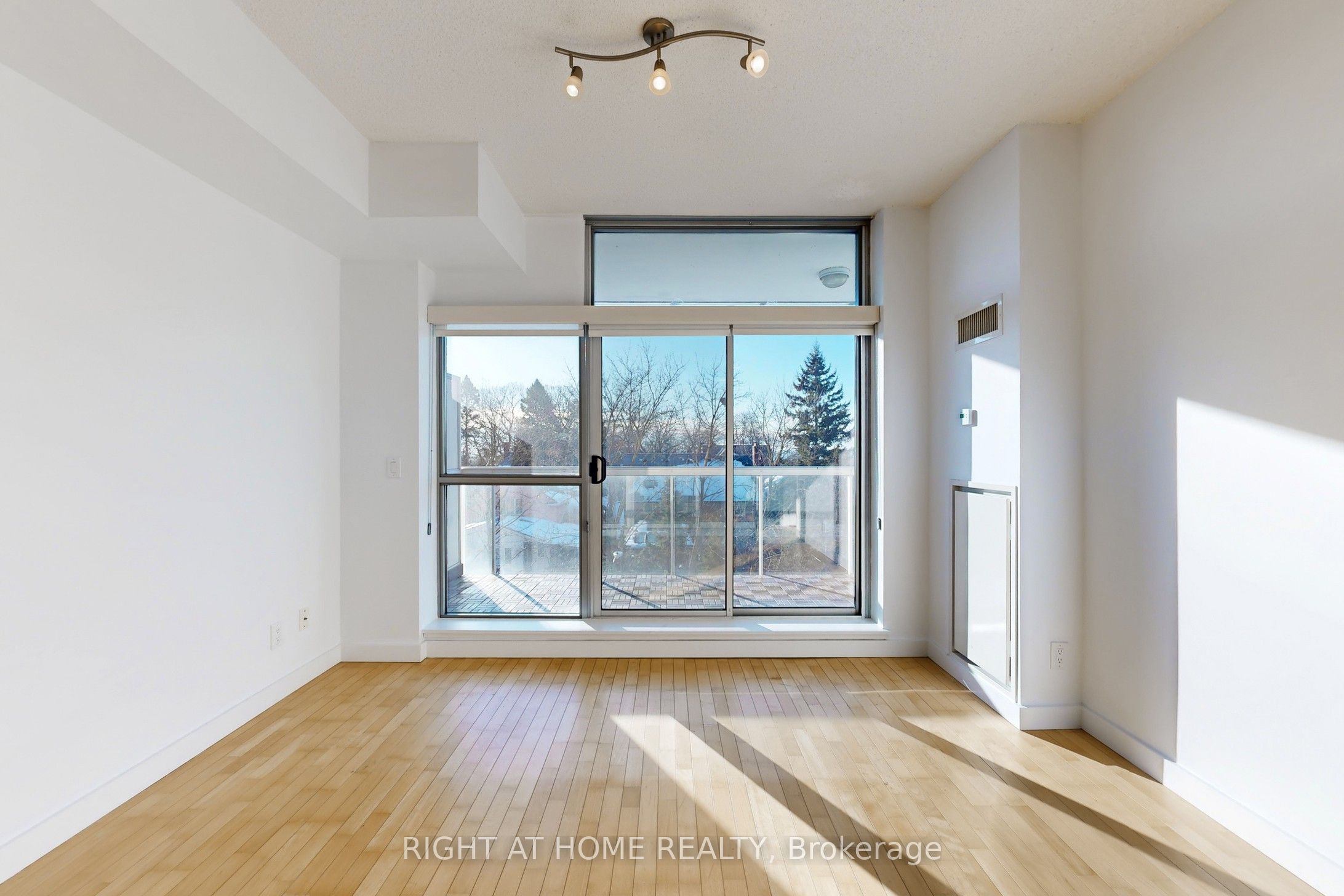 601 Kingston Road 404