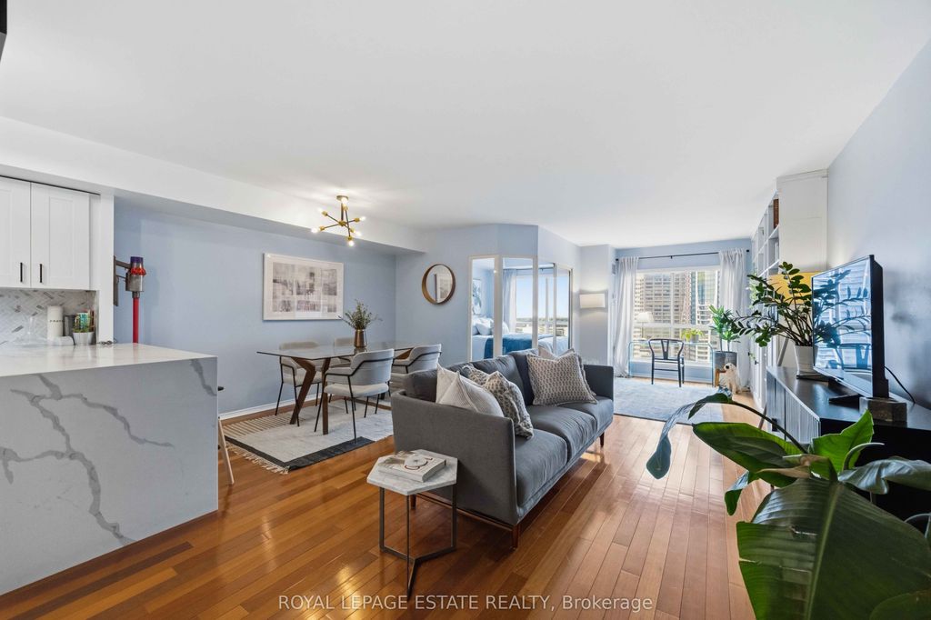 Photo of 25 The Esplanade N/A #2118, Toronto, ON M5E 1W5 (MLS # C13007158)