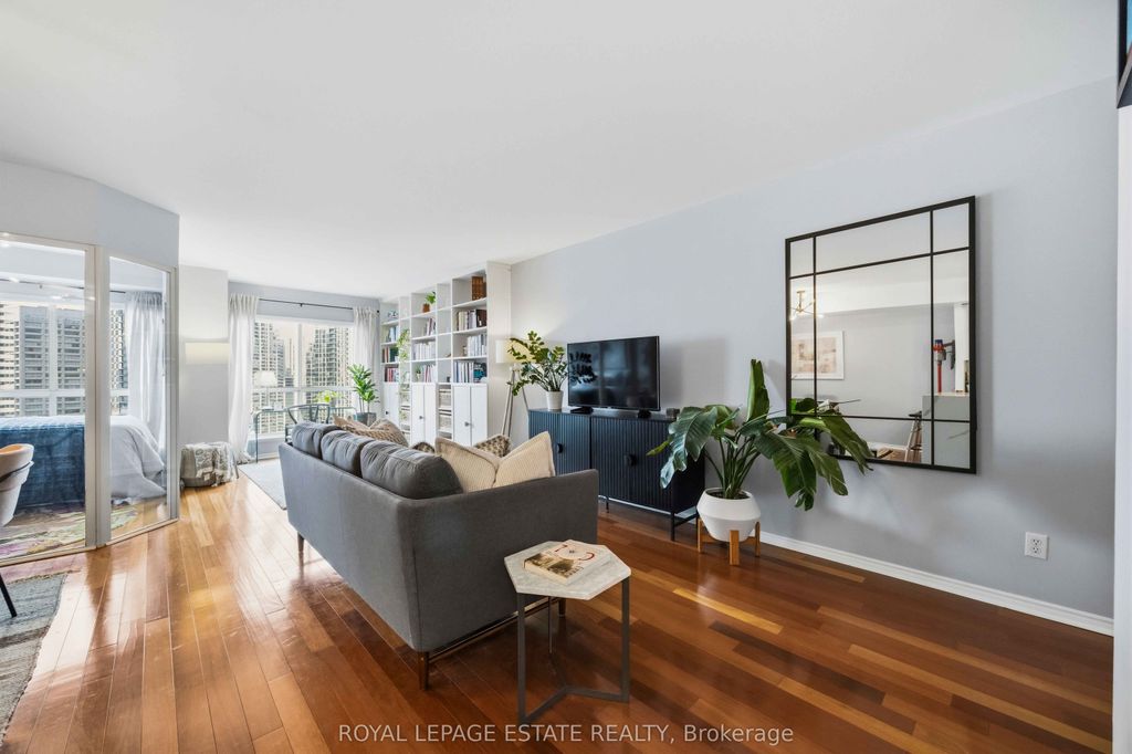 Photo of 25 The Esplanade N/A #2118, Toronto, ON M5E 1W5 (MLS # C13007158)