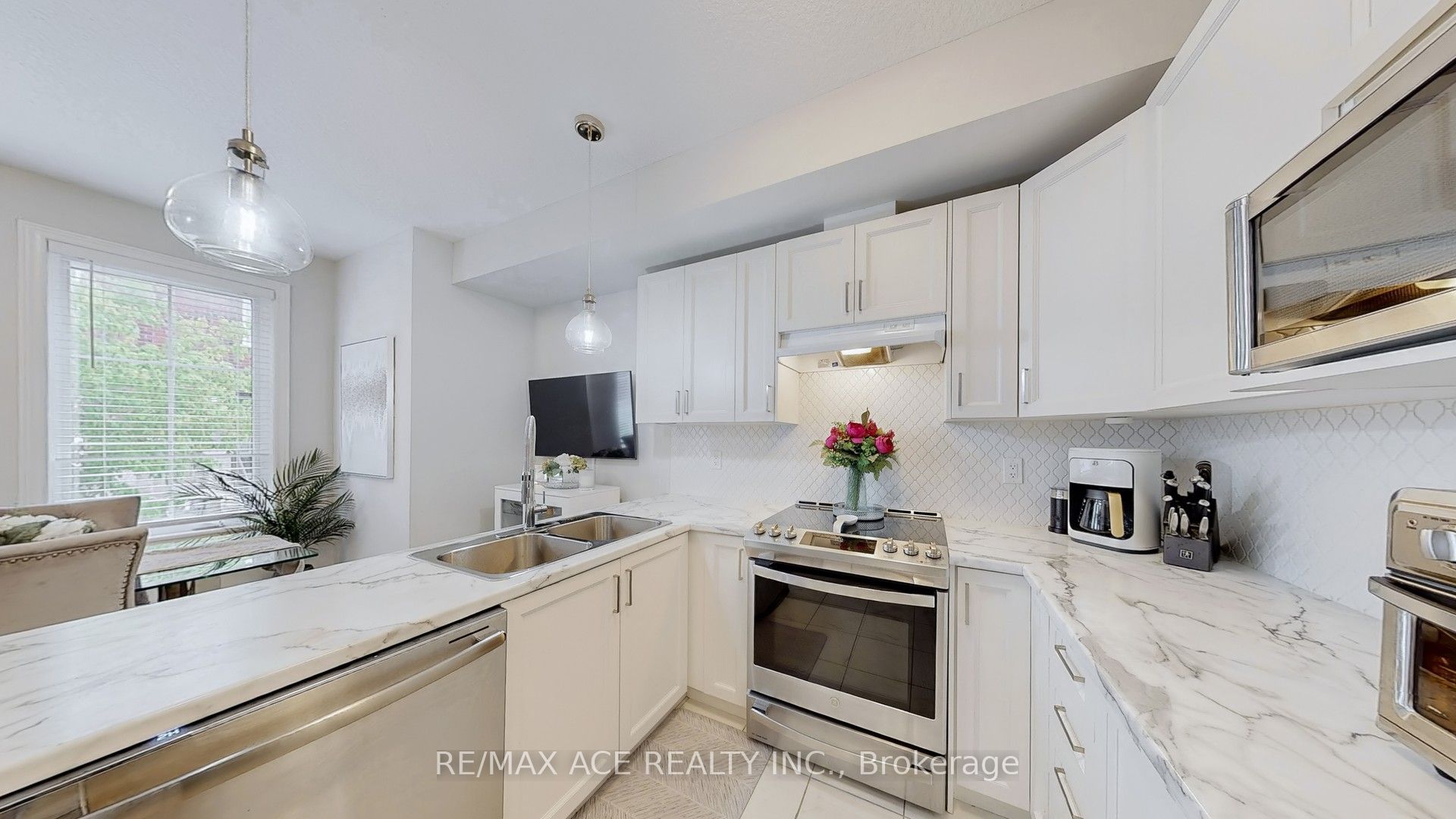 445 Ontario Street S 120