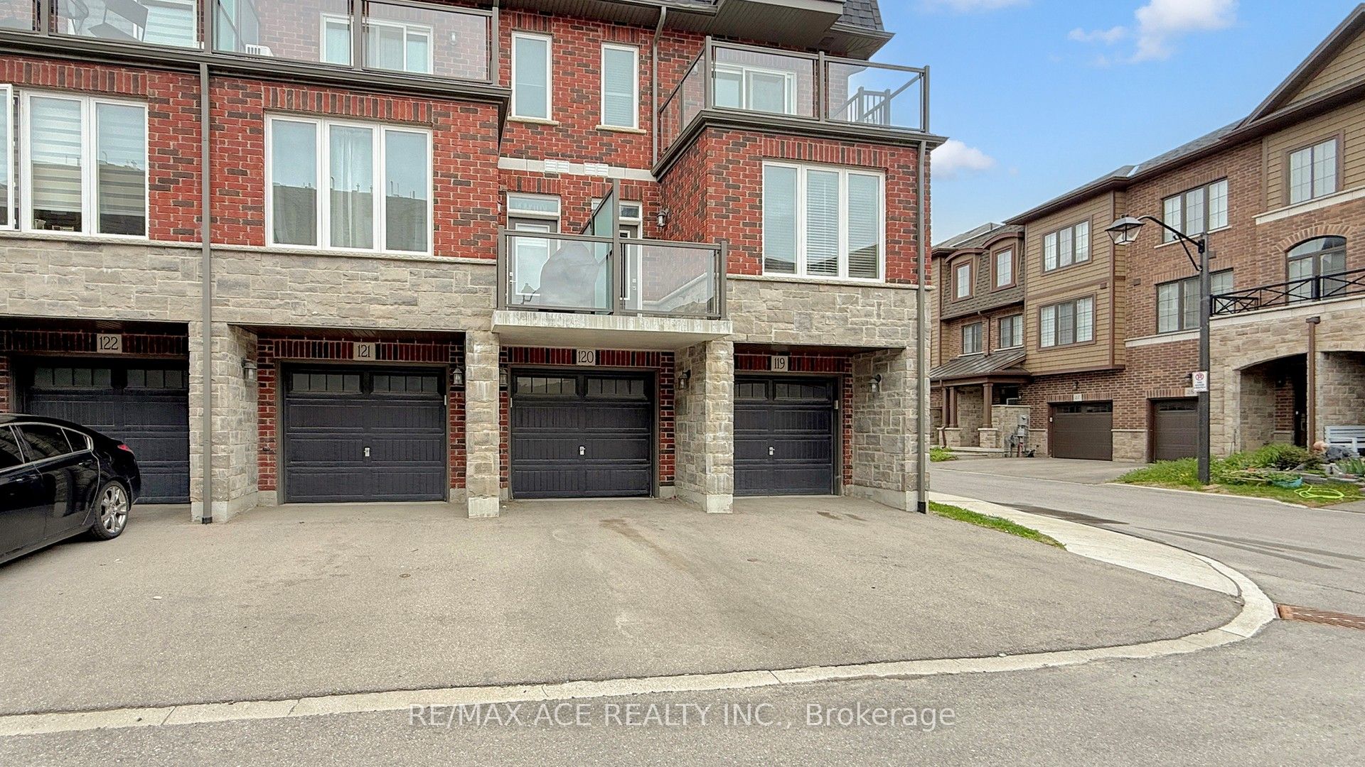 445 Ontario Street S 120