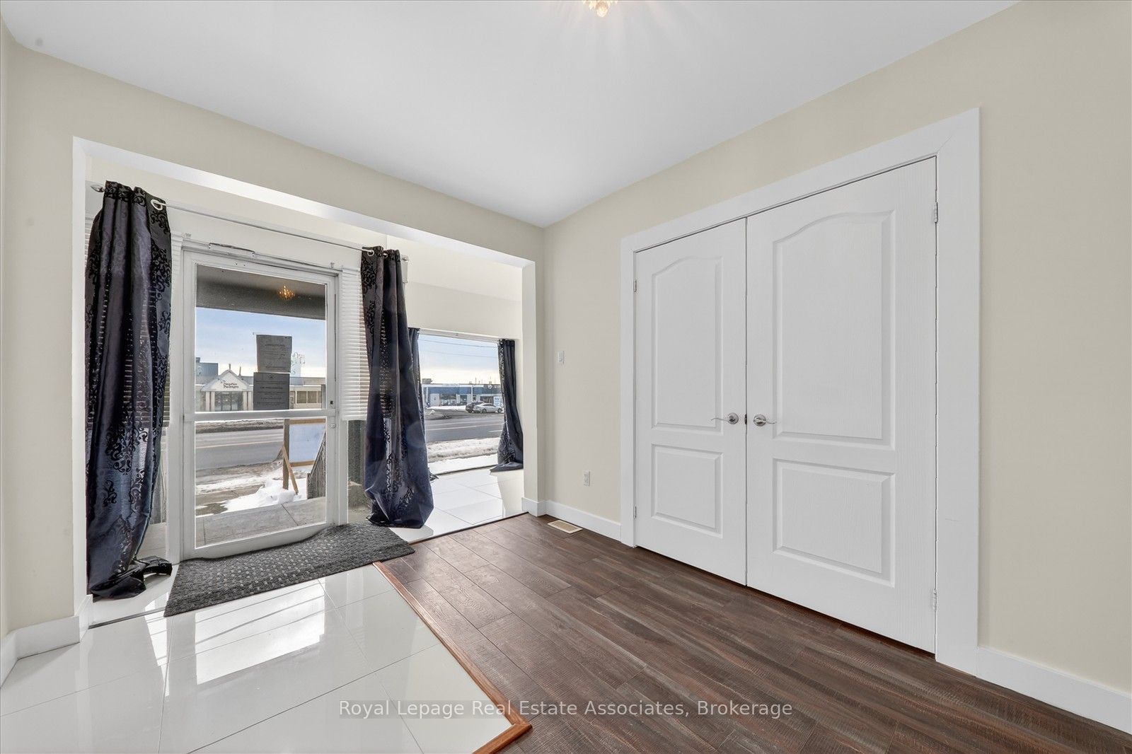 881 Lakeshore Road E