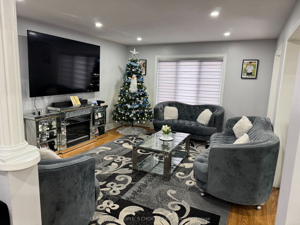 Photo of 8 Bayridge Drive S, Brampton, ON L6P 2H8 (MLS # W12645276)