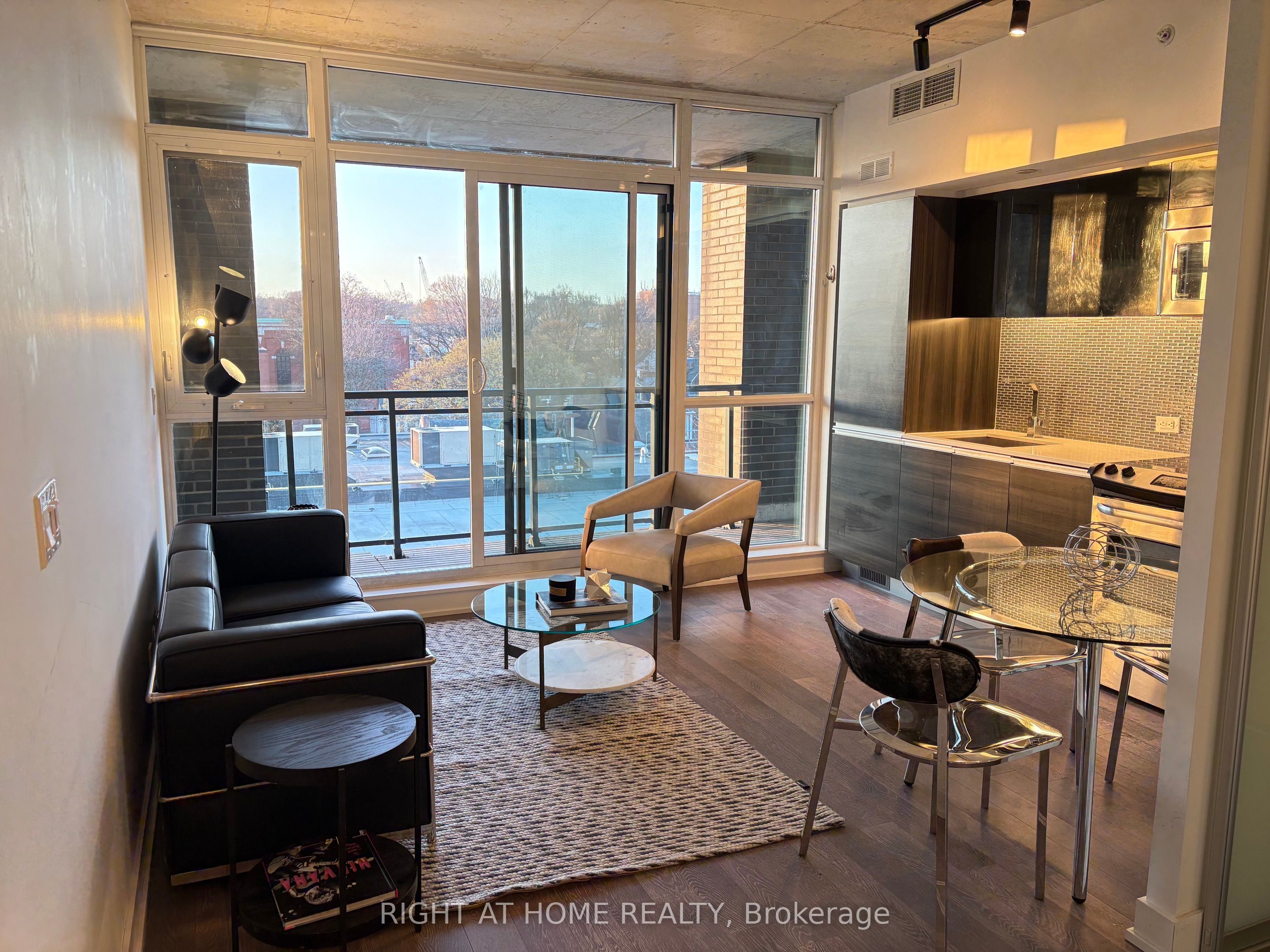 1190 Dundas Street E 627