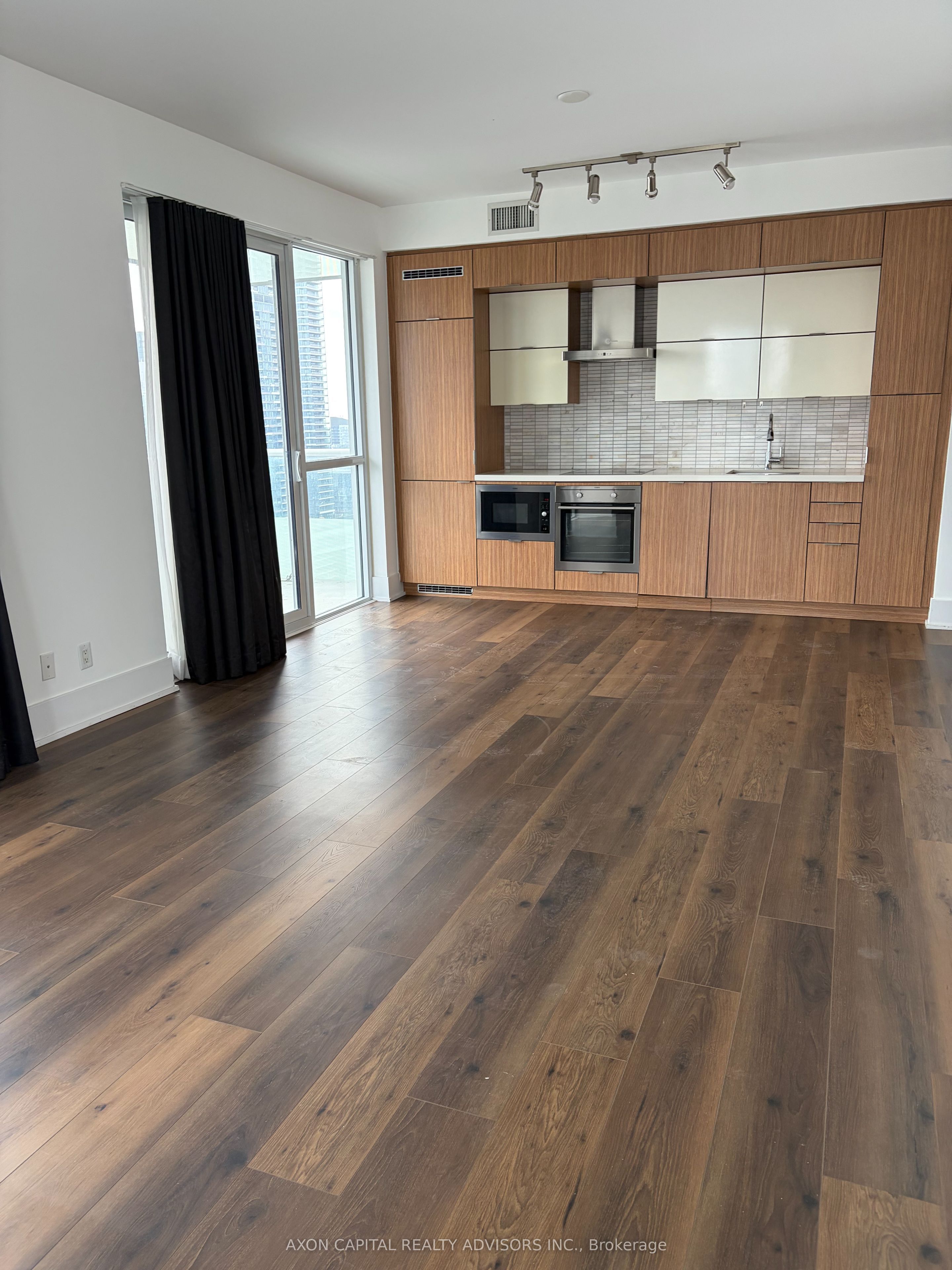 300 Front Street W 2911