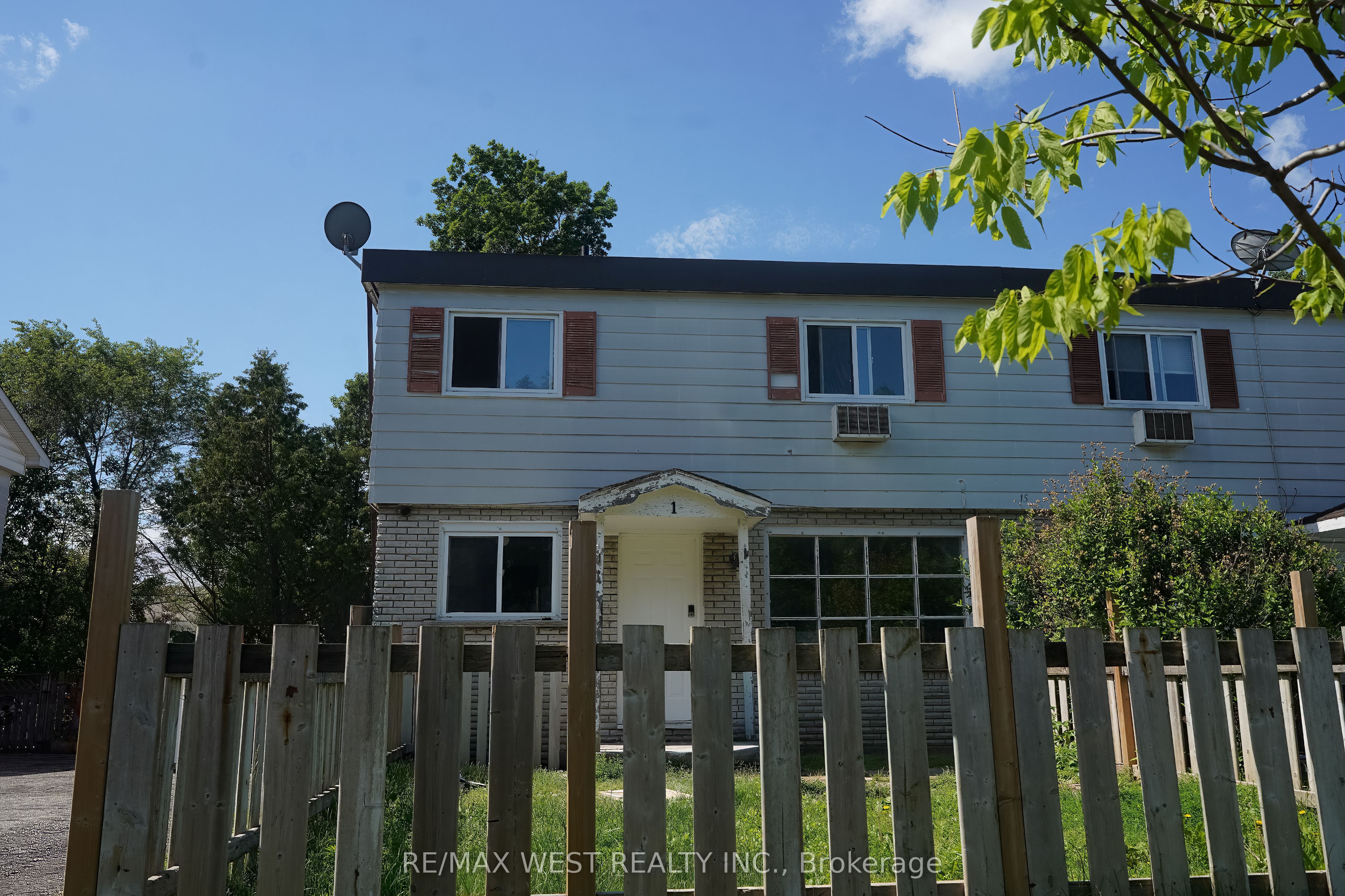 Photo 1 of 24 — 15 Brenda Court 1, Brantford, ON N3R 2L8