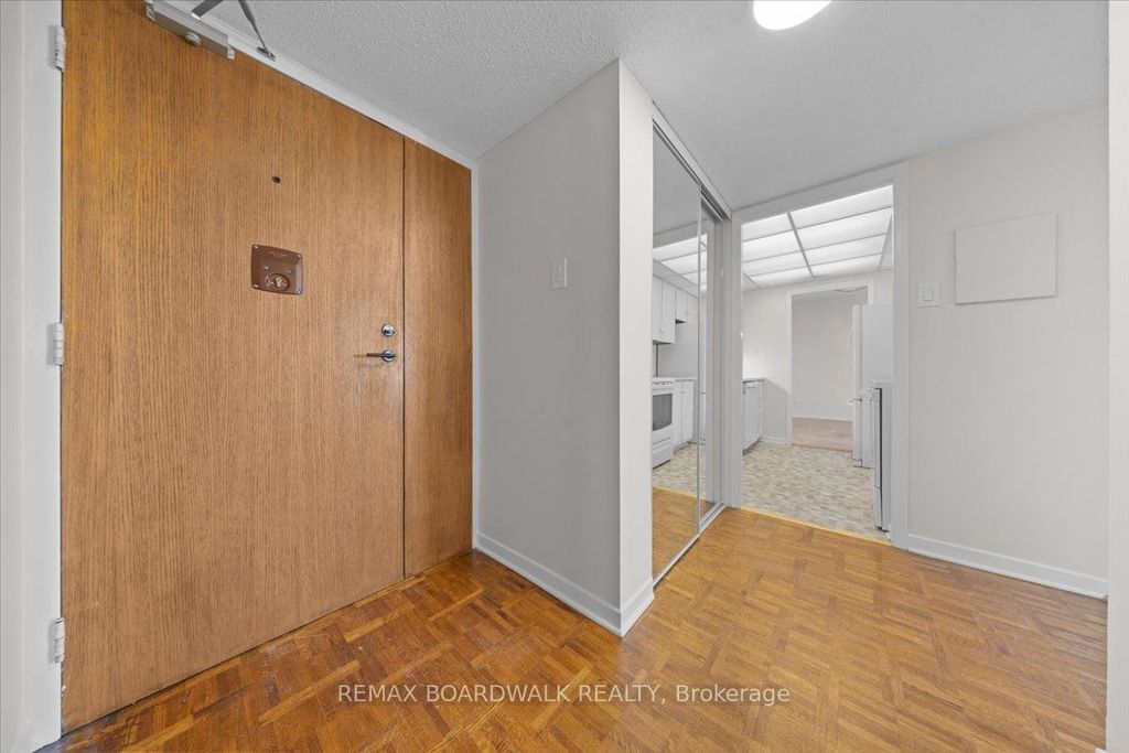 Photo of 20 The Driveway Drive #702, Ottawa Centre, ON K2P 1C8 (MLS # X13063554)