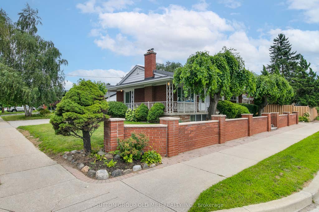 Photo of 993 Islington Avenue, Toronto, ON M8Z 4R1 (MLS # W13653964)