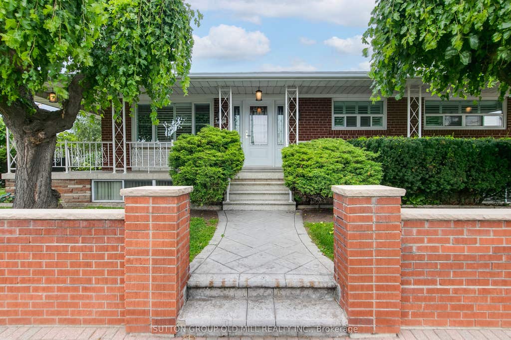 Photo of 993 Islington Avenue, Toronto, ON M8Z 4R1 (MLS # W13653964)