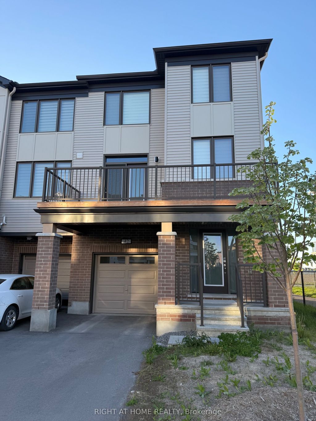 Photo of 42 STITCH Mews, Stittsville - Munster - Richmond, ON K0A 2Z0 (MLS # X13159698)
