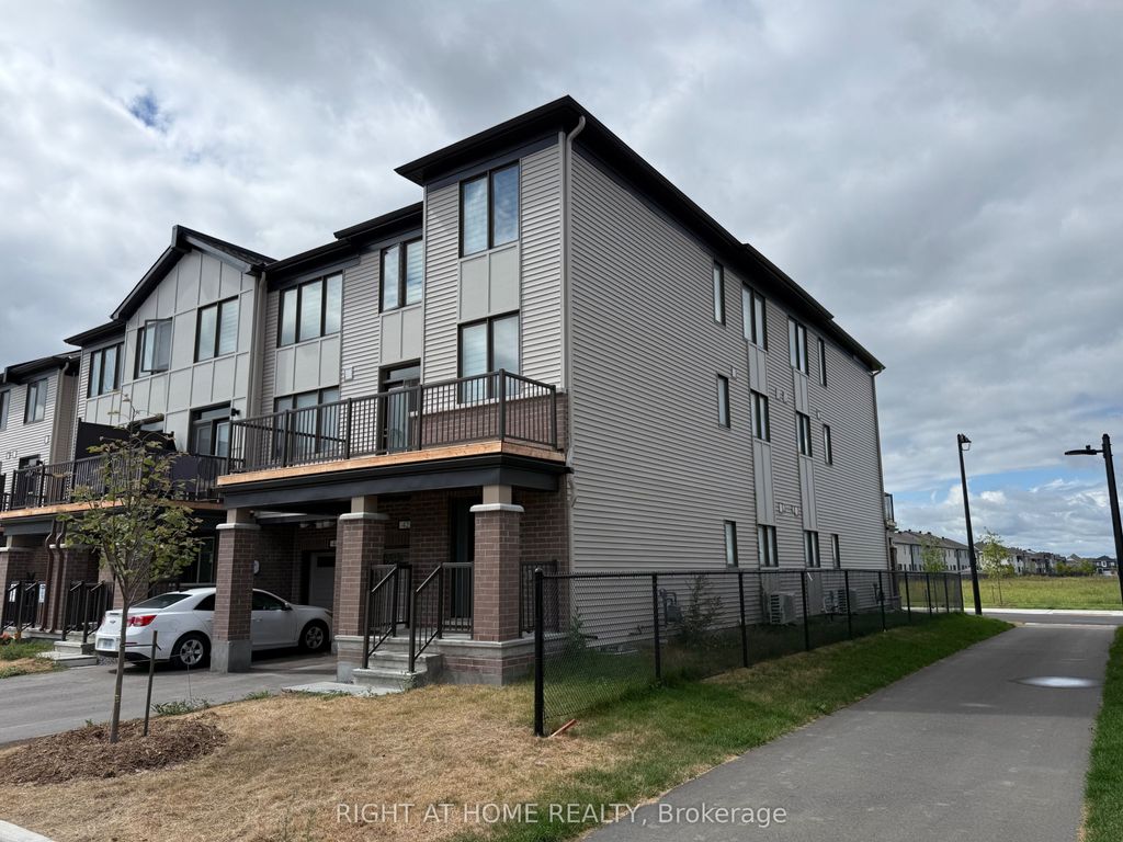 Photo of 42 STITCH Mews, Stittsville - Munster - Richmond, ON K0A 2Z0 (MLS # X13159698)