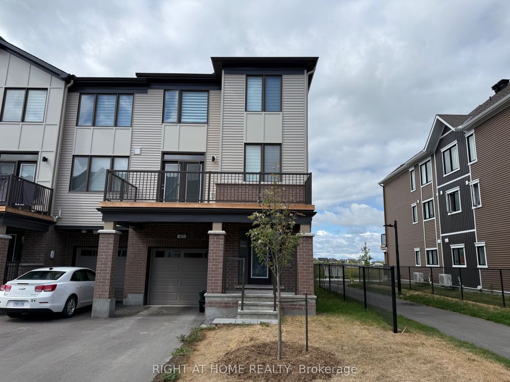Photo of 42 STITCH Mews, Stittsville - Munster - Richmond, ON K0A 2Z0 (MLS # X13159698)