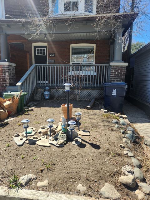 256 Woodbine Avenue Toronto ON M4L 3P2