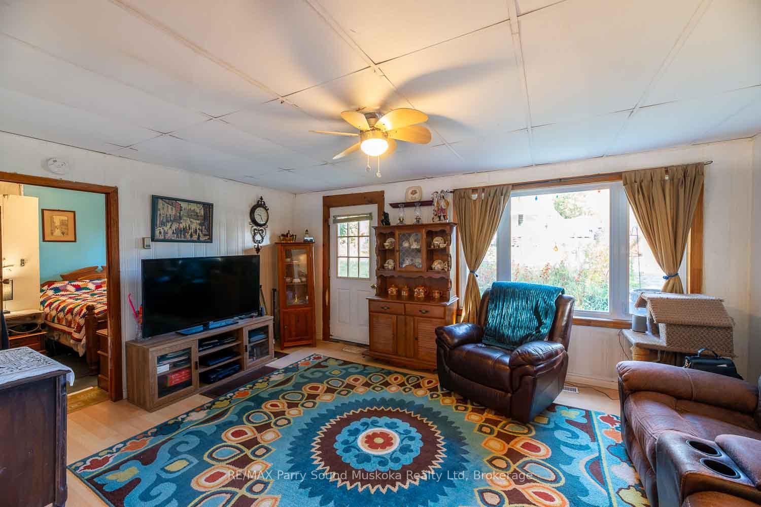 27 Ahmic St Street W
