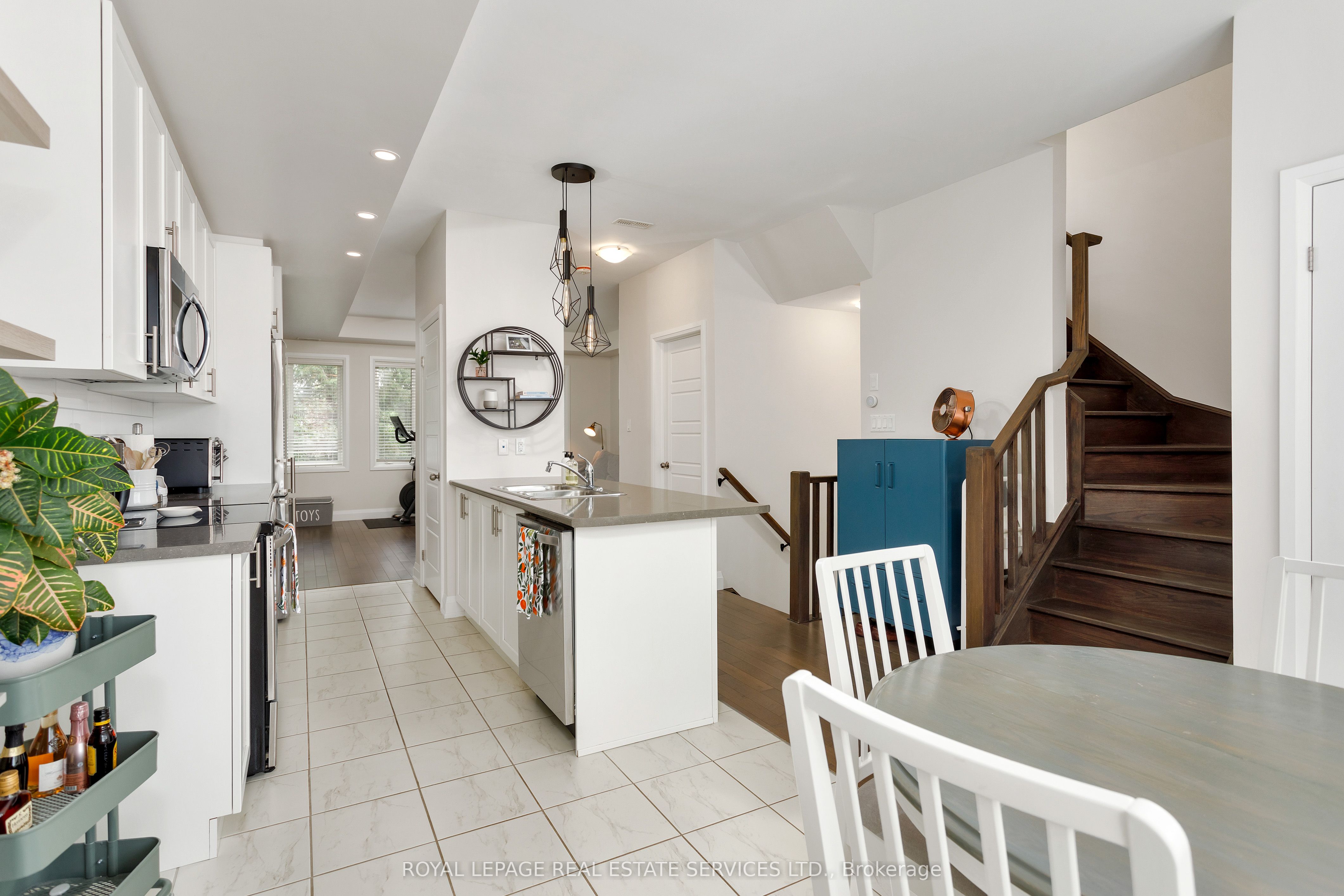 405 Plains Road E 22