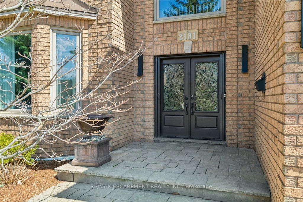 Photo of 2101 Westoak Trails Boulevard, Oakville, ON L6M 3L2 (MLS # W13042288)