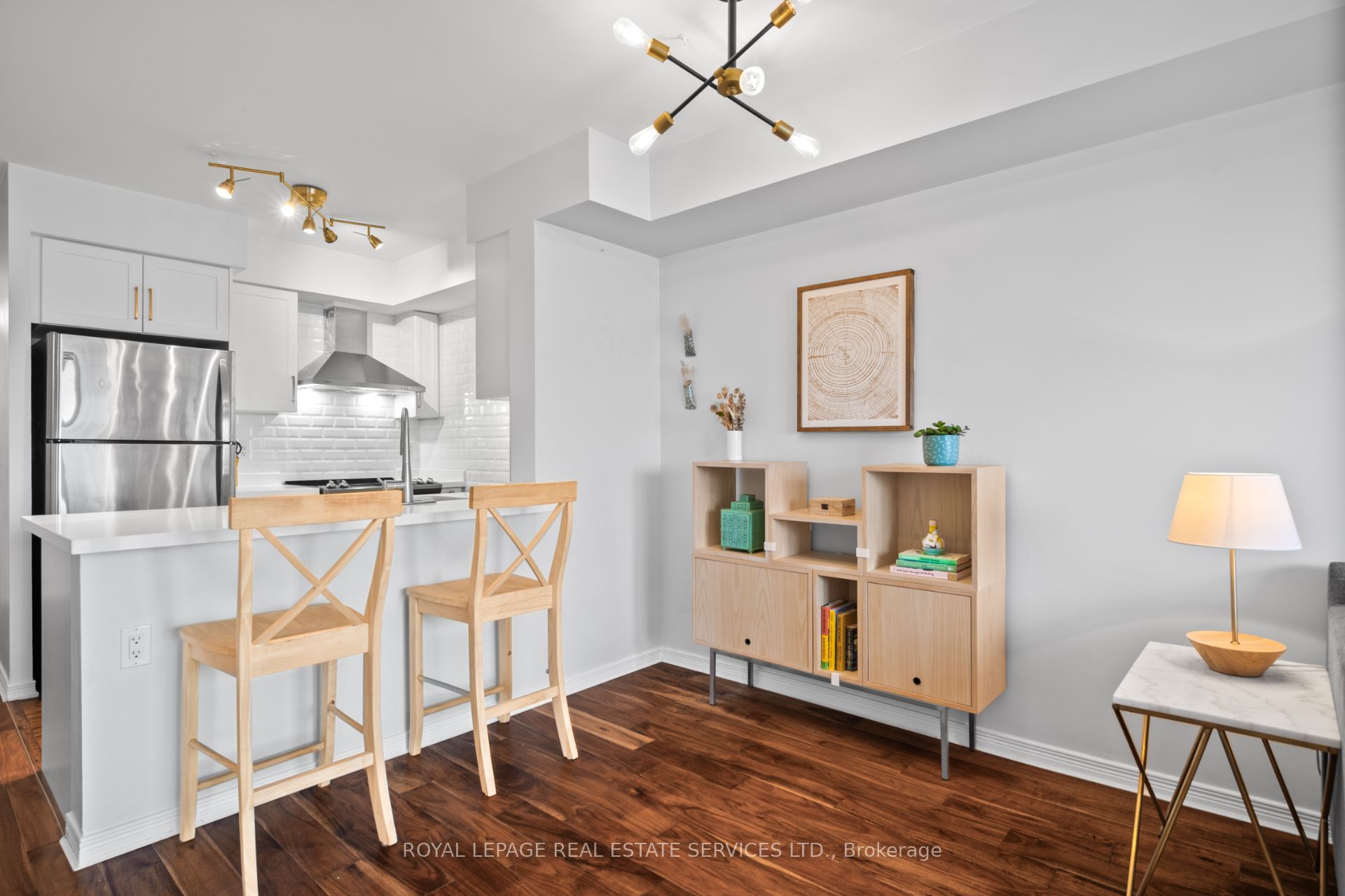 Toronto, ON M6P 5A2, Canada, 2 Bedrooms Bedrooms, ,1 BathroomBathrooms,Residential,Active,187512