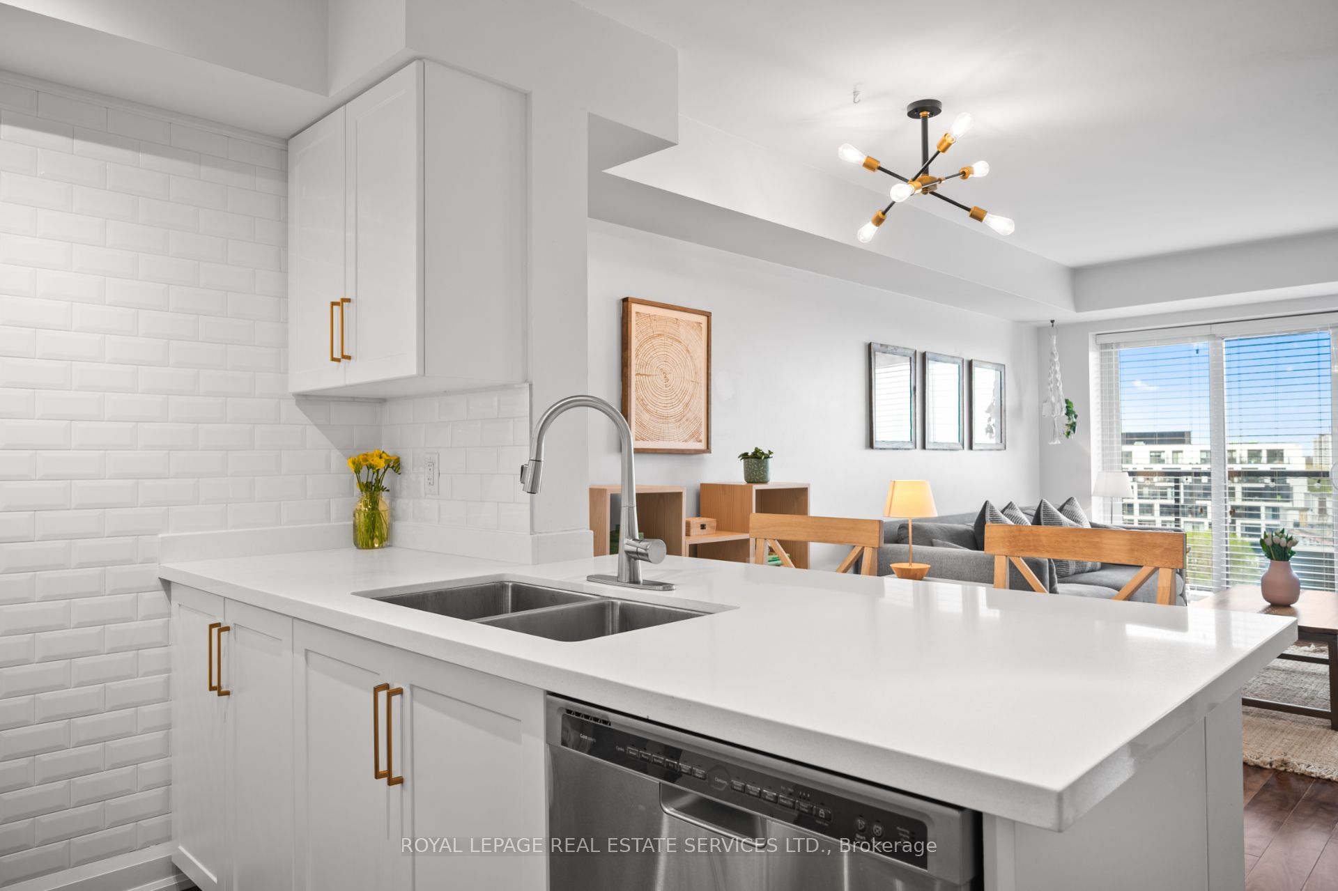 Toronto, ON M6P 5A2, Canada, 2 Bedrooms Bedrooms, ,1 BathroomBathrooms,Residential,Active,187512