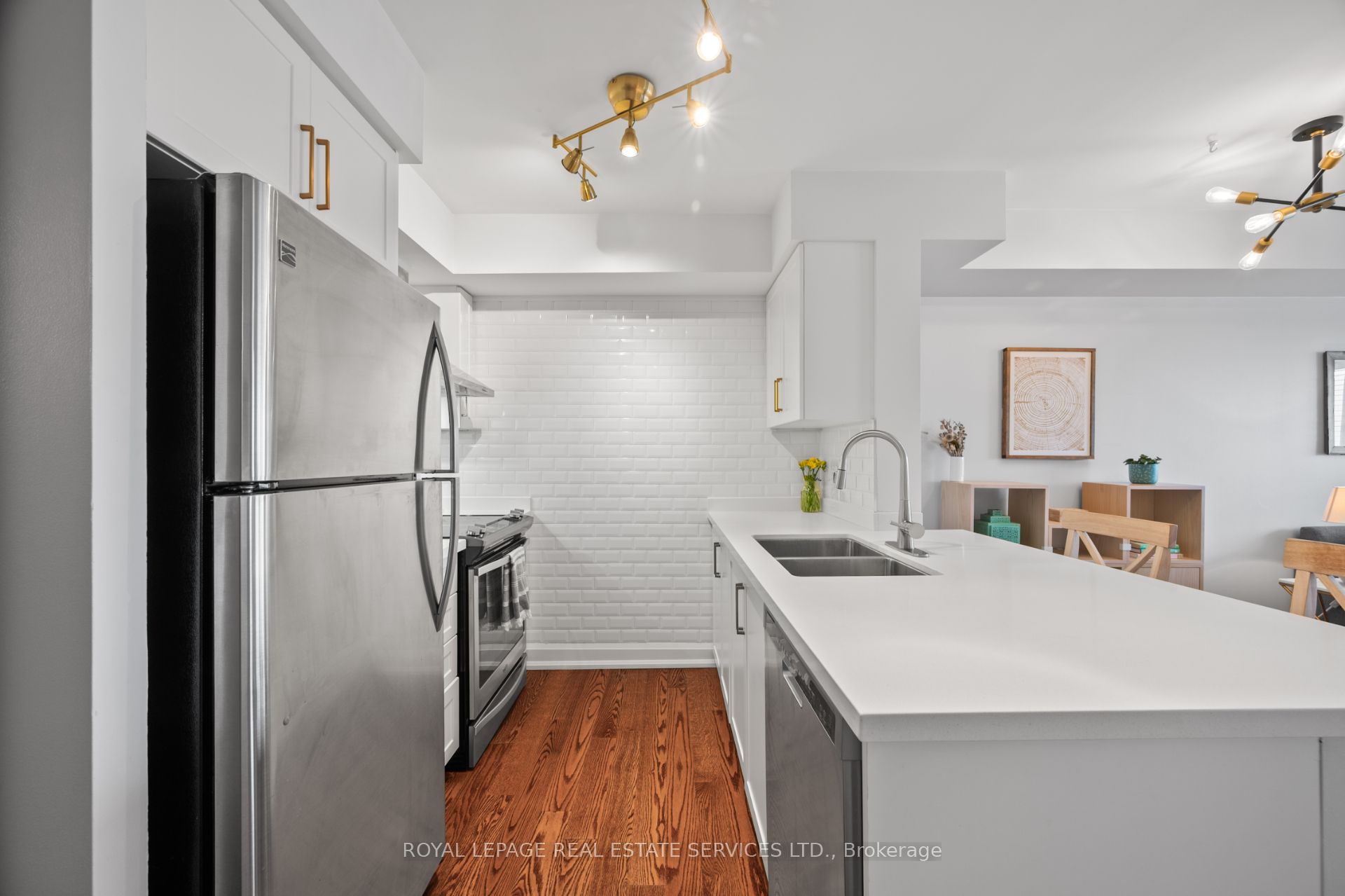 Toronto, ON M6P 5A2, Canada, 2 Bedrooms Bedrooms, ,1 BathroomBathrooms,Residential,Active,187512