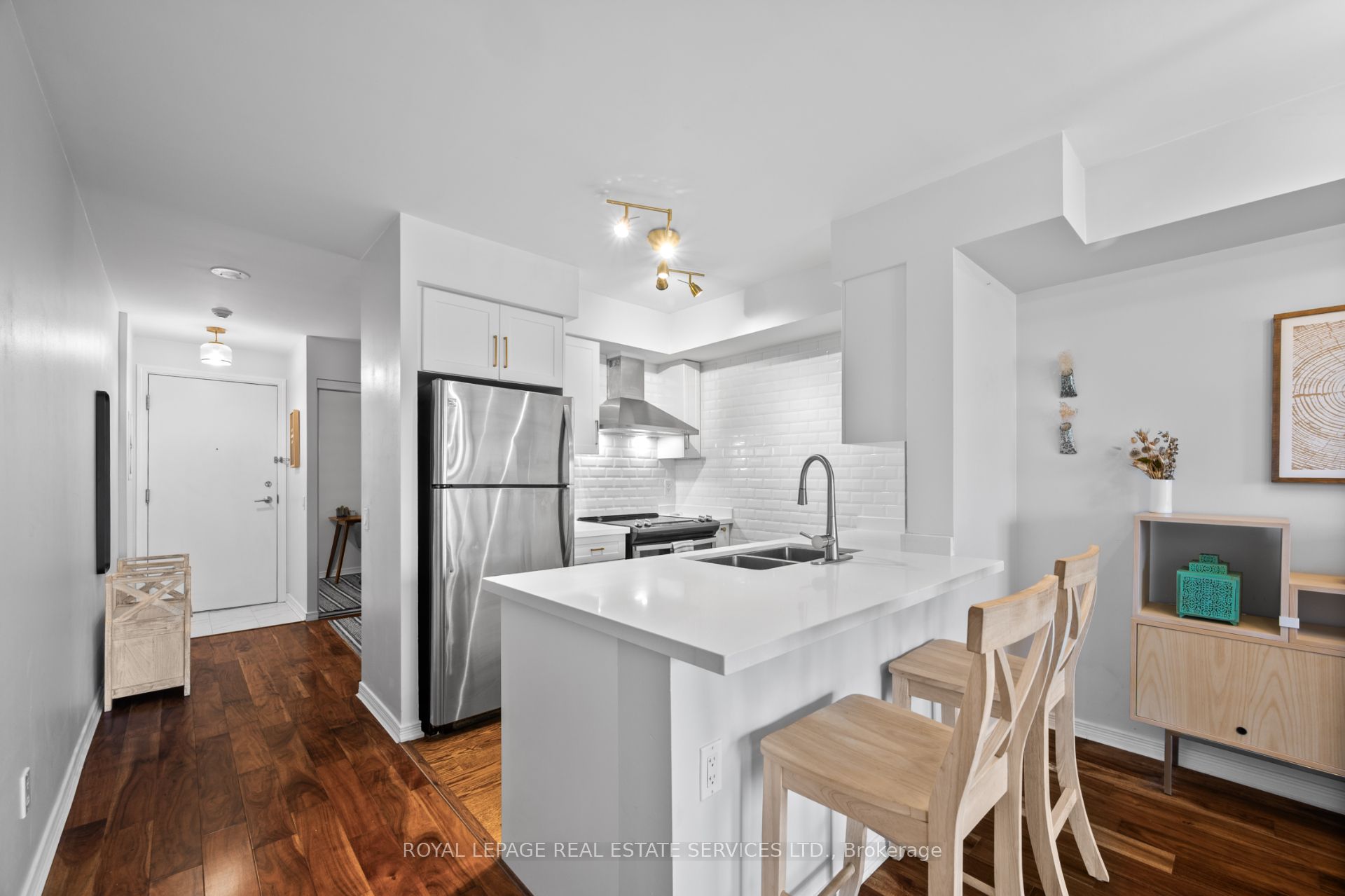 Toronto, ON M6P 5A2, Canada, 2 Bedrooms Bedrooms, ,1 BathroomBathrooms,Residential,Active,187512