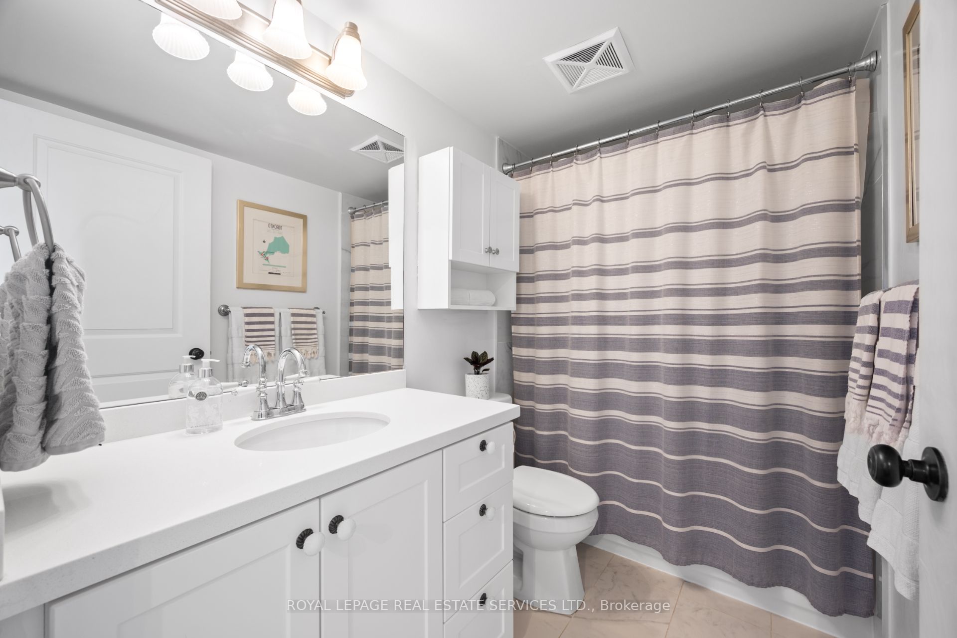 Toronto, ON M6P 5A2, Canada, 2 Bedrooms Bedrooms, ,1 BathroomBathrooms,Residential,Active,187512