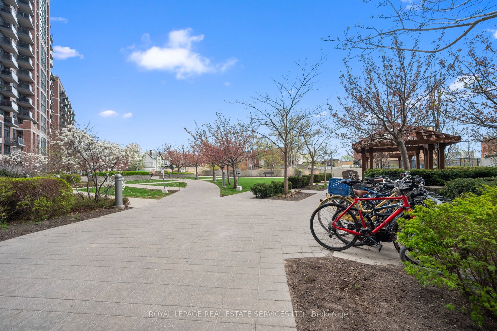 Toronto, ON M6P 5A2, Canada, 2 Bedrooms Bedrooms, ,1 BathroomBathrooms,Residential,Active,187512