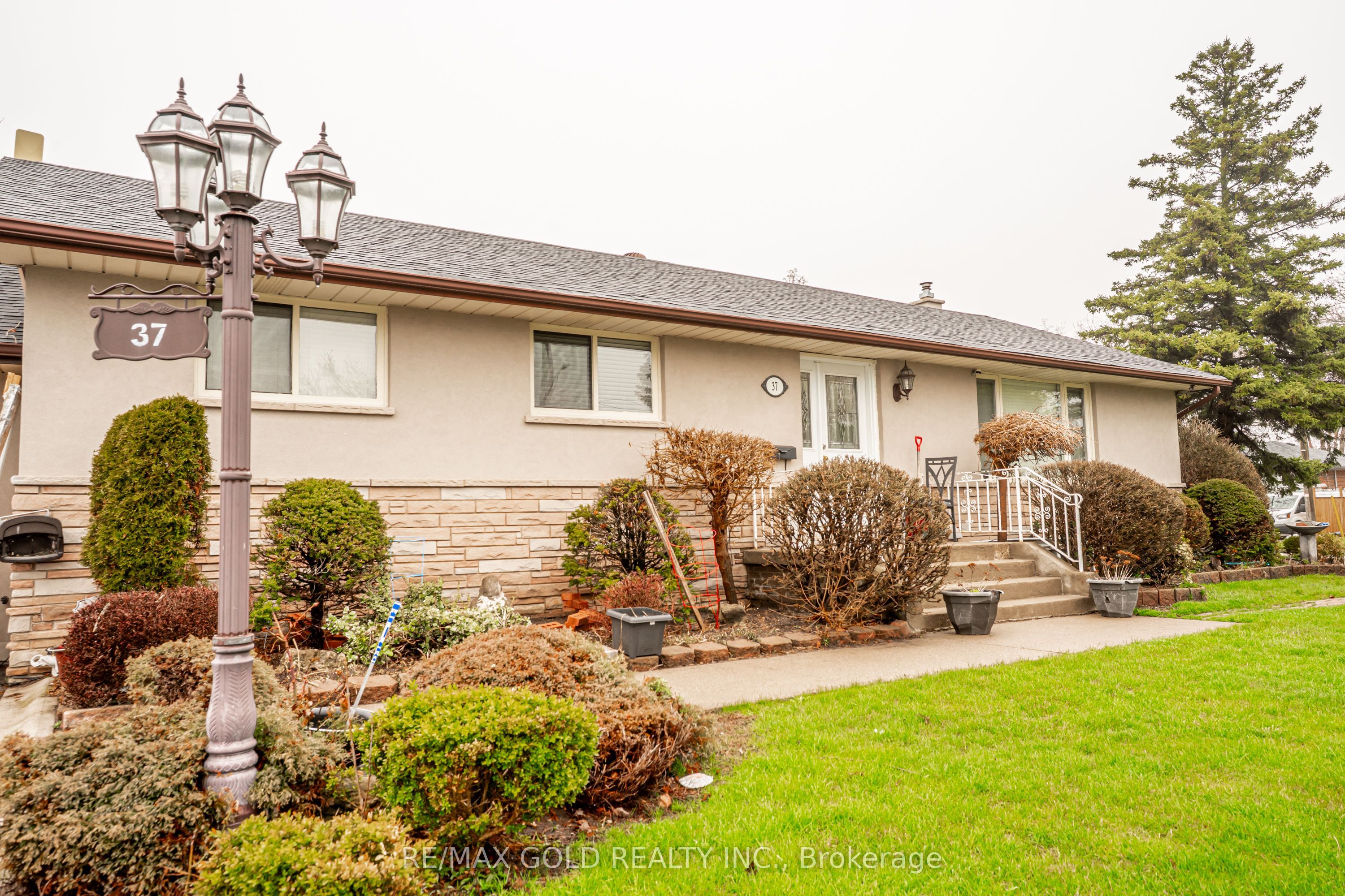 37 Carlyle Crescent
