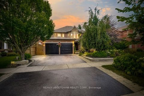 2080 Mckerlie Crescent Burlington ON L7M 4E8