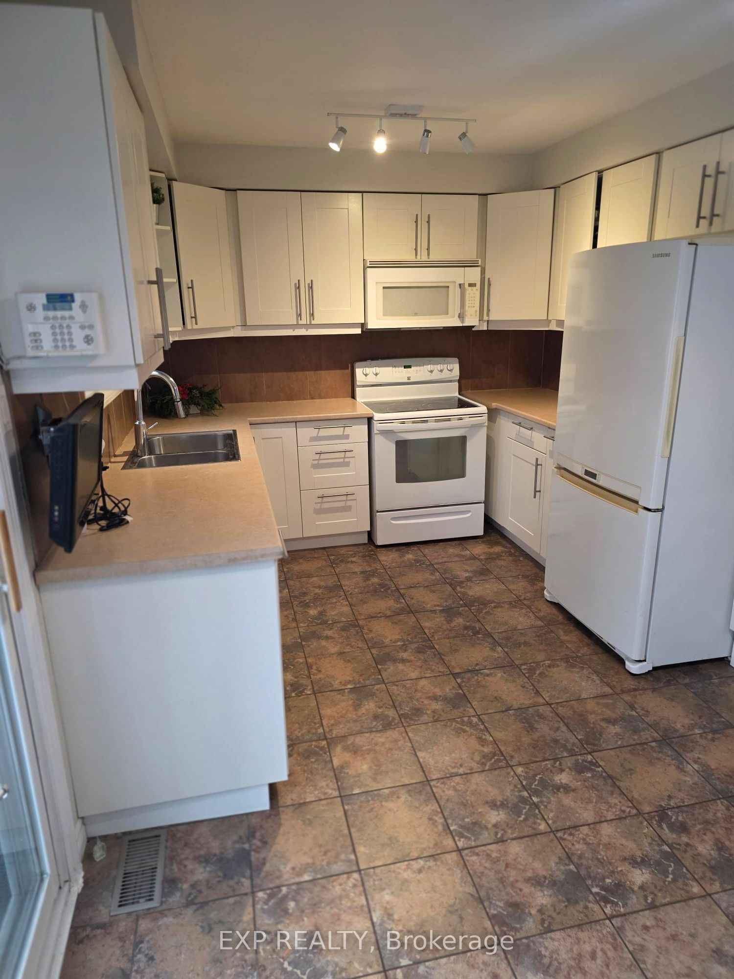 1296 Valerie Crescent W