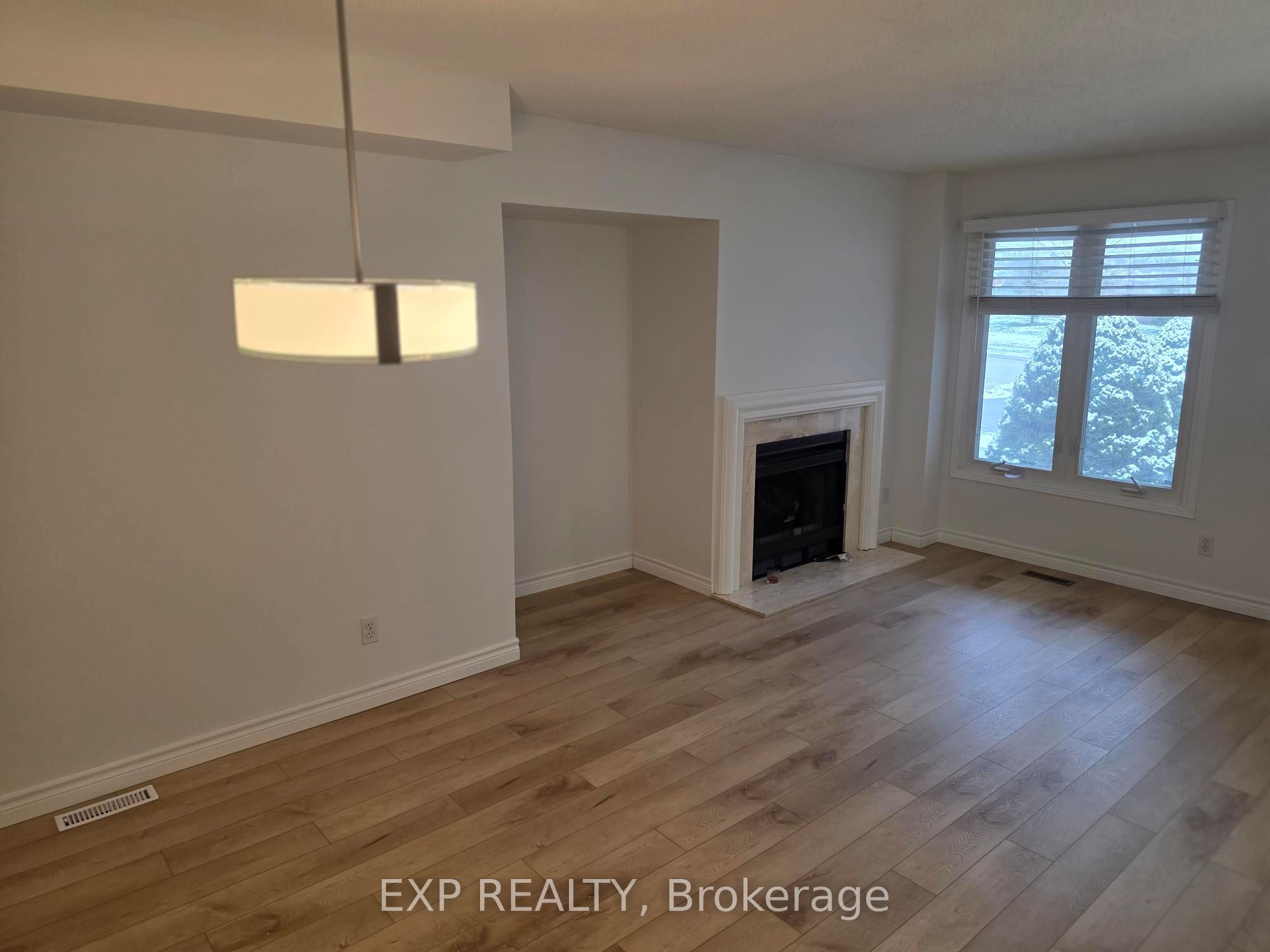 1296 Valerie Crescent W