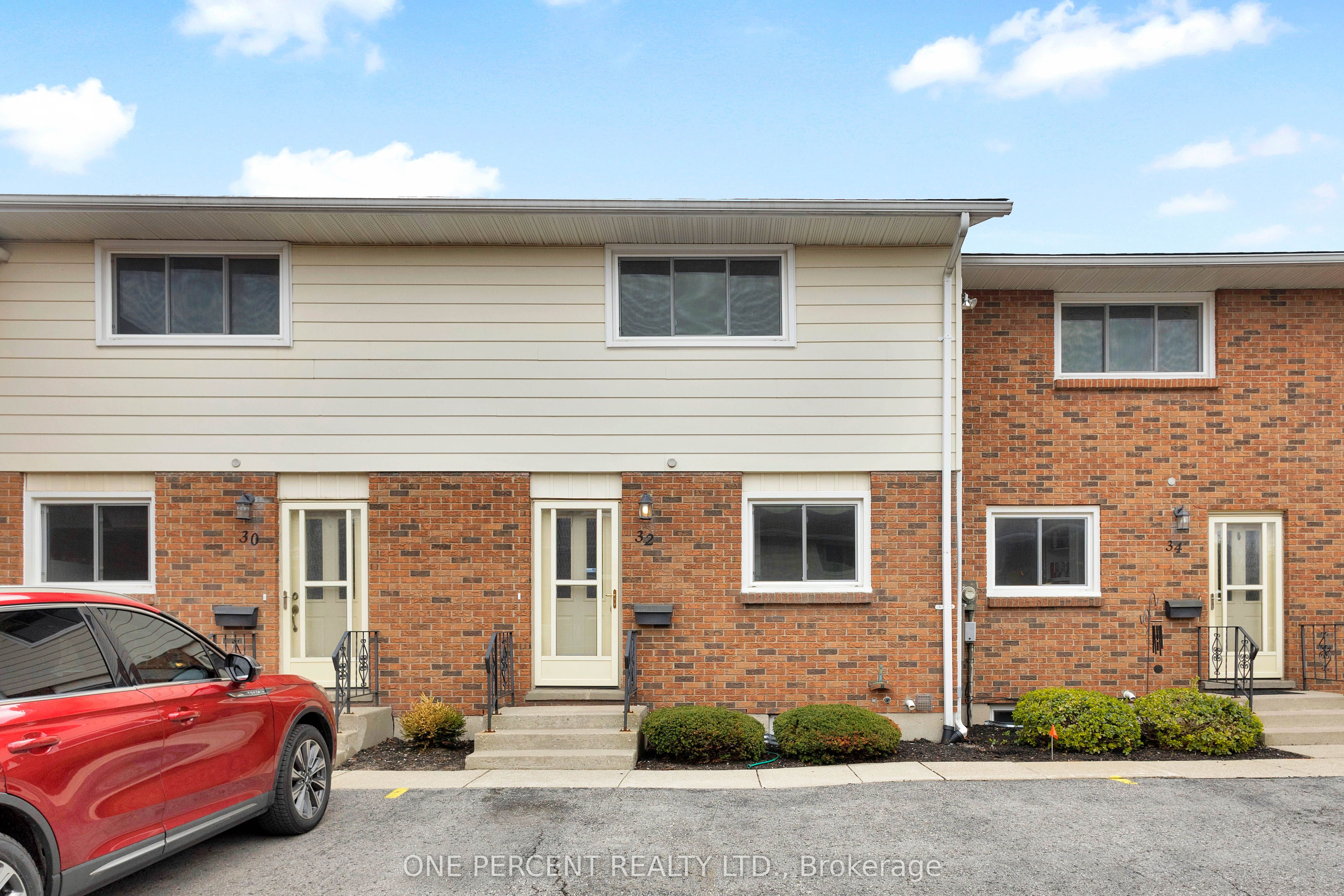 Photo 1 of 35 — 32 Montclair Crescent, Norfolk, ON N3Y 4R9