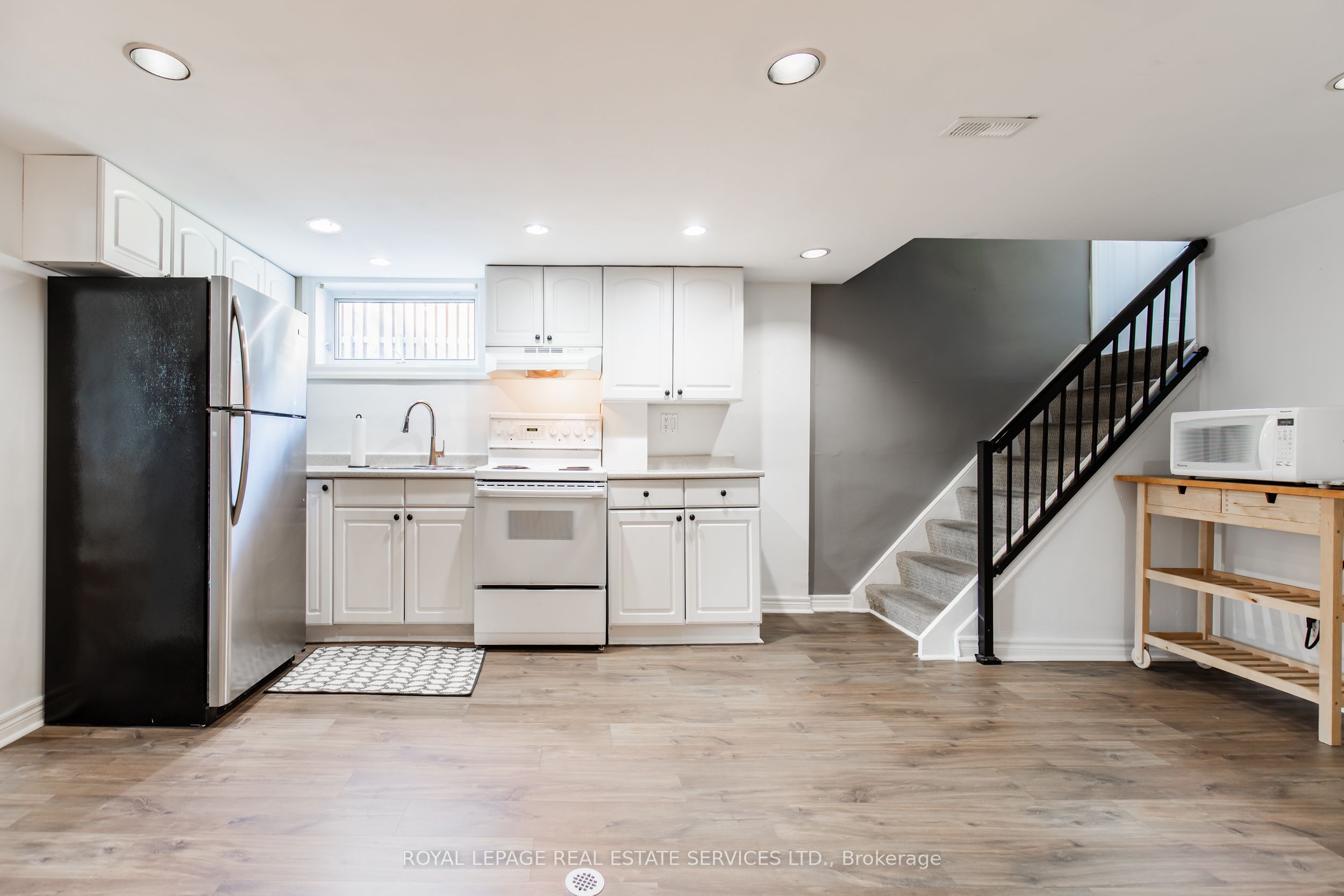 589 Stephens Crescent Lower Level