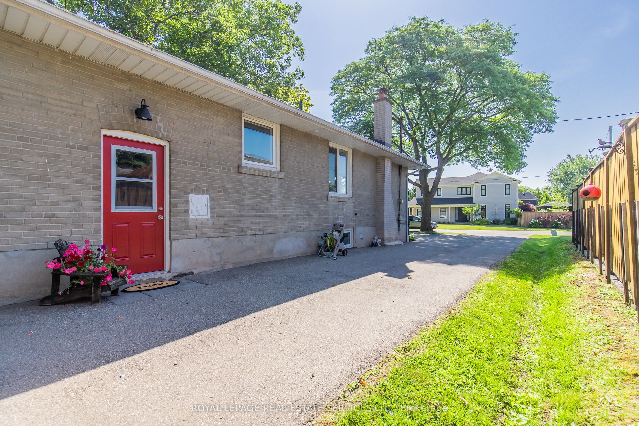 589 Stephens Crescent Lower Level